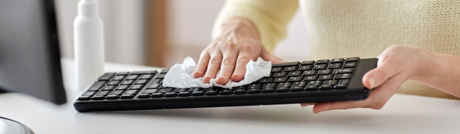 Capa do post: Como limpar notebook, mouse e teclado para evitar contágio por coronavírus