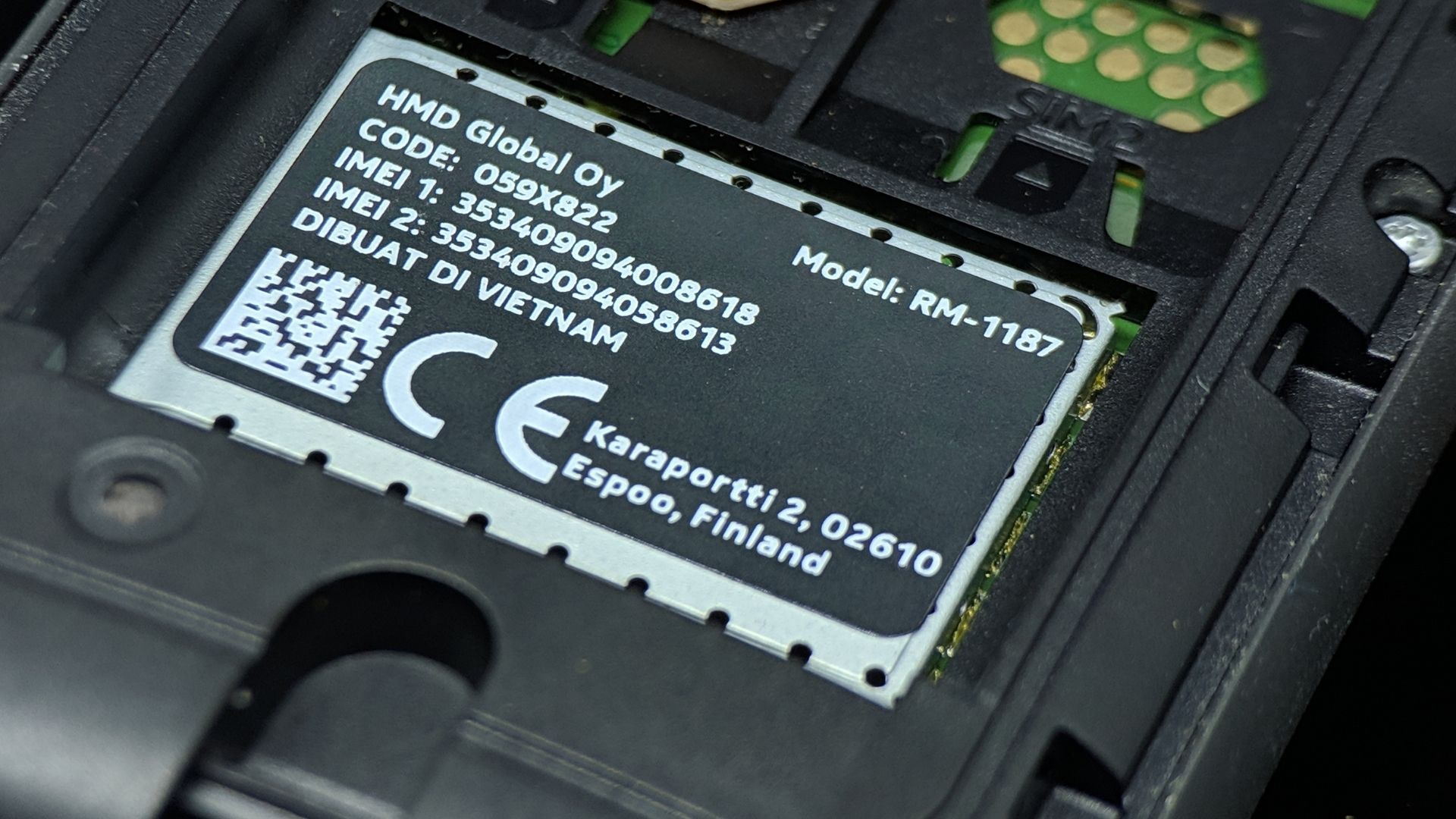 Celular com traseira destacável tem etiqueta com IMEI (Foto: senengmotret / Shutterstock.com)
