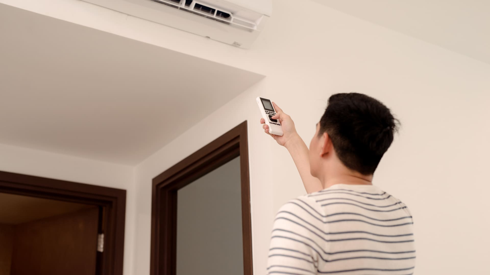 Escolha um período mais interessante para ligar o ar-condicionado. (Imagem: Reprodução/Shutterstock)