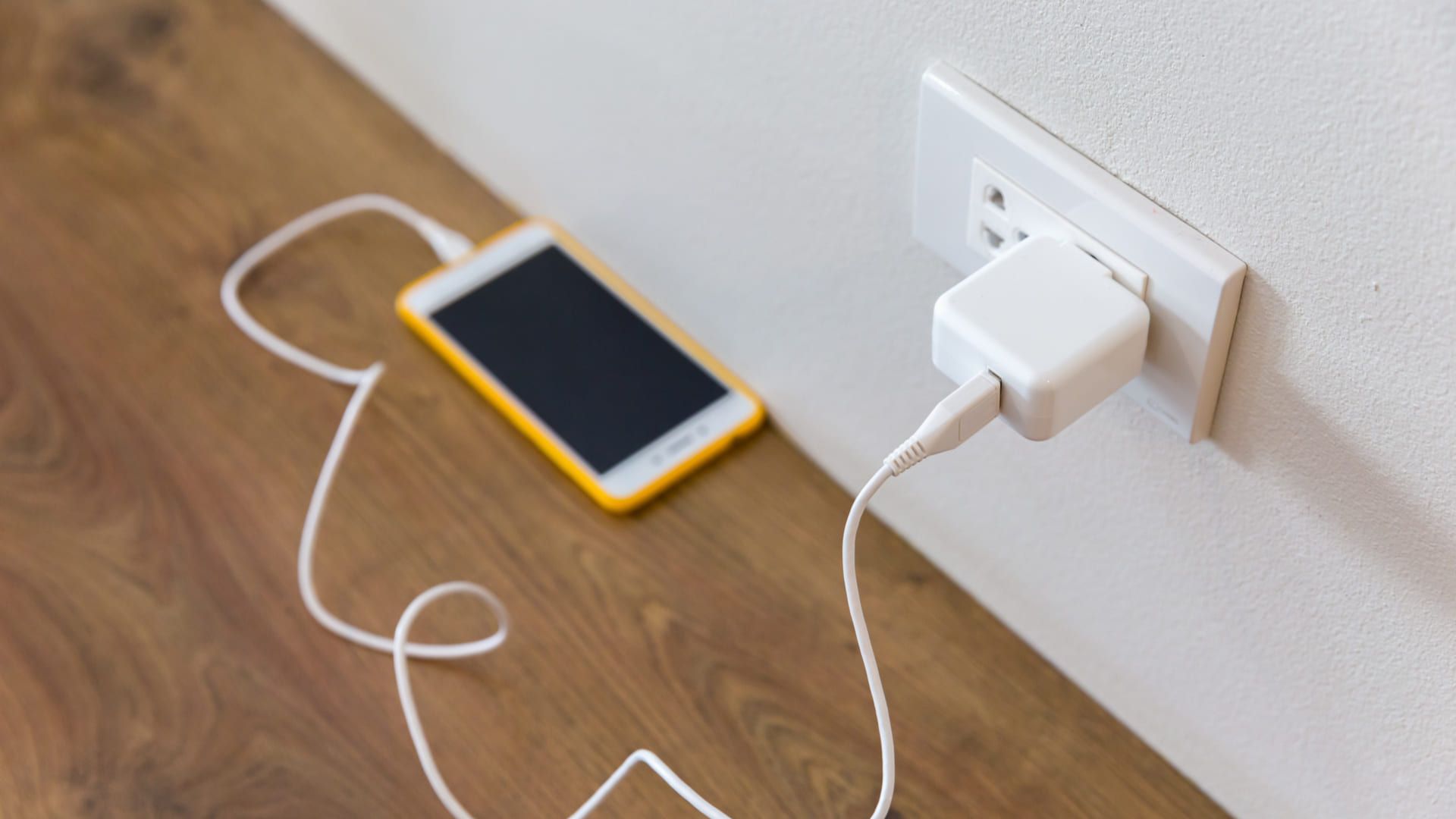 Retire os eletrônicos da tomada para economizar energia (Imagem: Reprodução/Shutterstock)