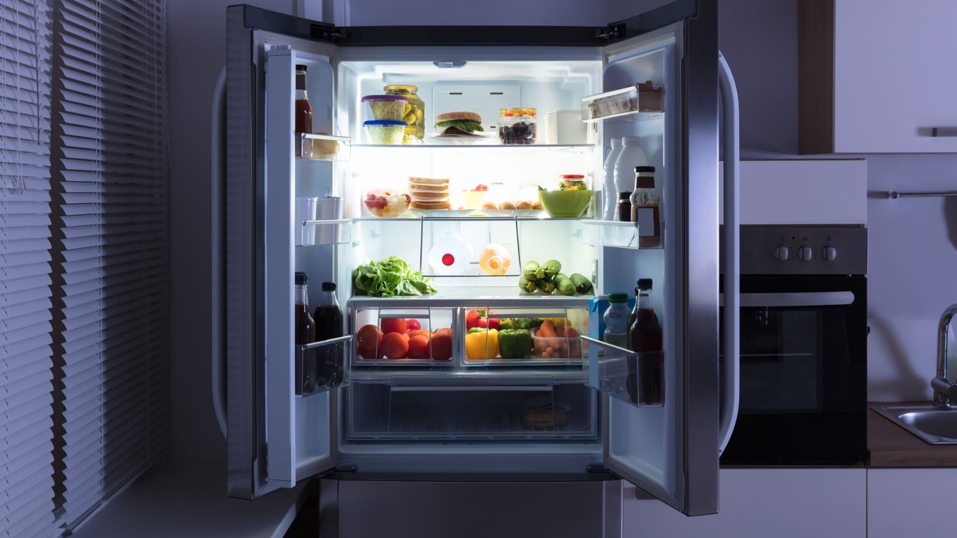 Geladeiras econômicas ajudam a economizar energia (Imagem: Reprodução/Shutterstock)