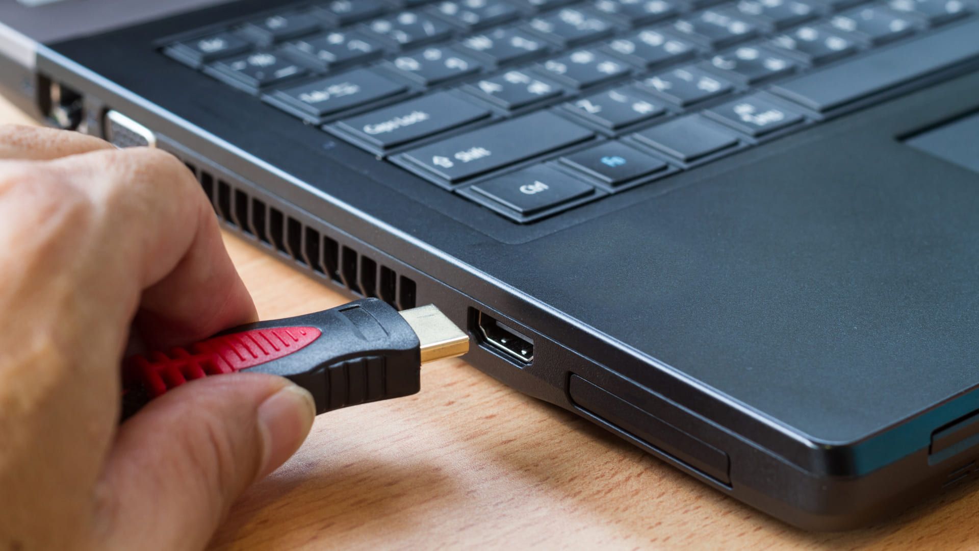 Notebook não liga? Tente ligar um cabo HDMI no notebook (Kitzero/Shutterstock)