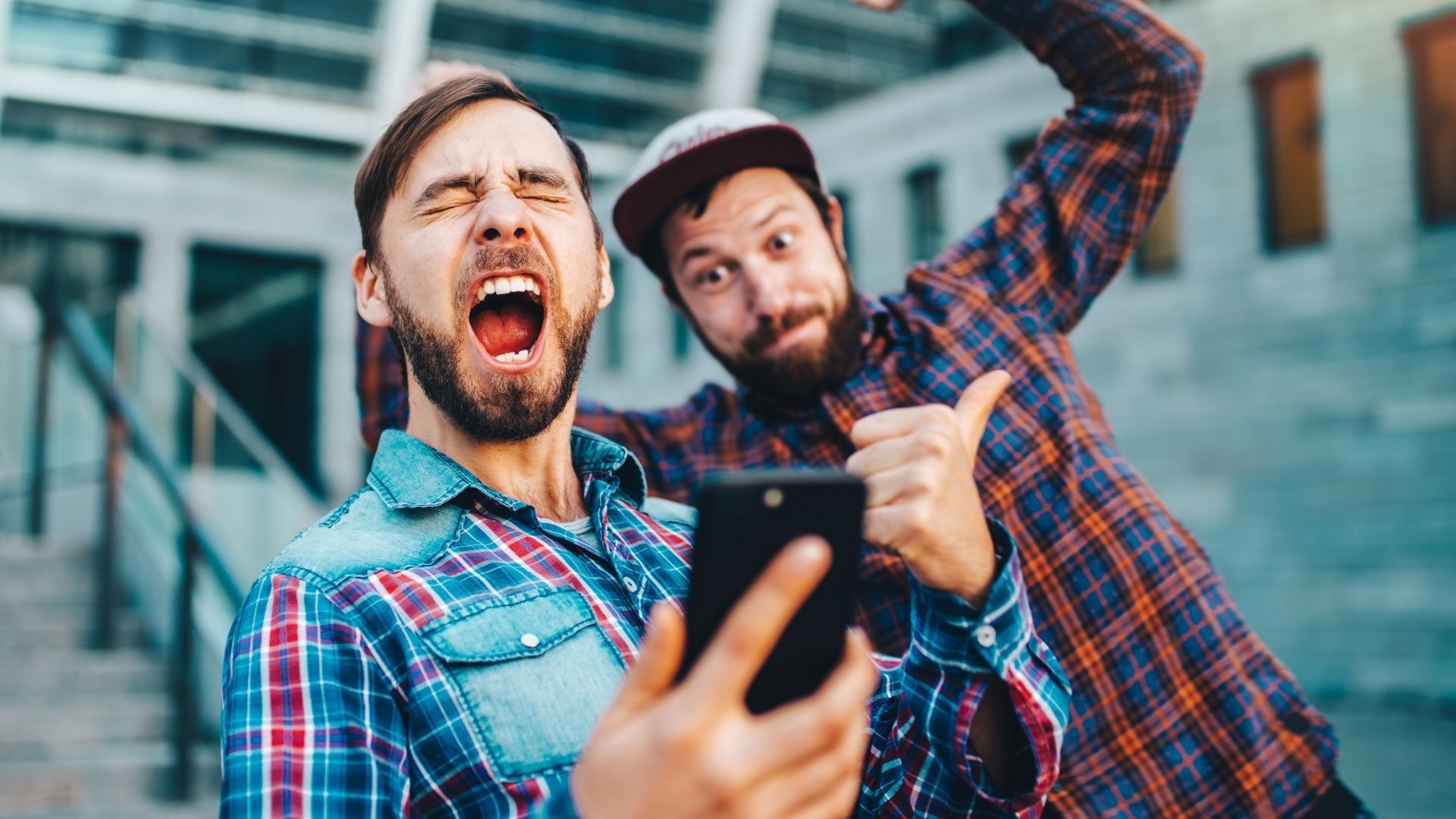 Fã de futebol brasileiro adulto usando smartphone de bandeira assistindo  jogo pelo celular streaming online