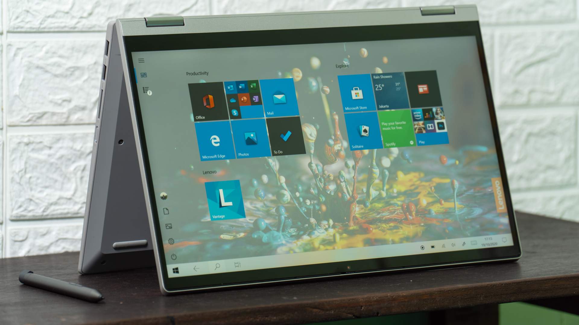 Abertura de tela do IdeaPad Flex 5i e monitor touchscreen fazem dele um modelo 2 em 1 (Lukmanazis / Shutterstock.com)