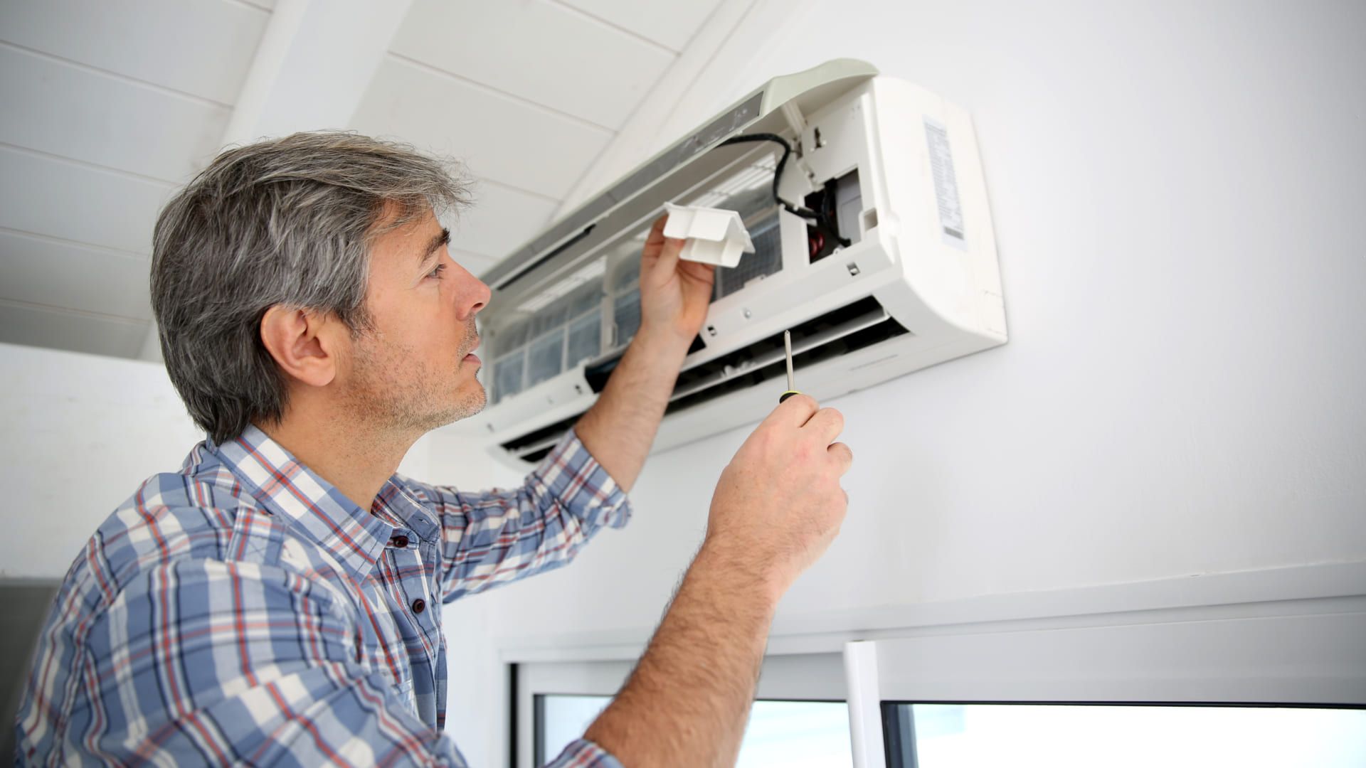 Manter a limpeza do ar-condicionado em dia é uma maneira de melhorar a eficiência do aparelho. (Imagem: Reprodução/Shutterstock)