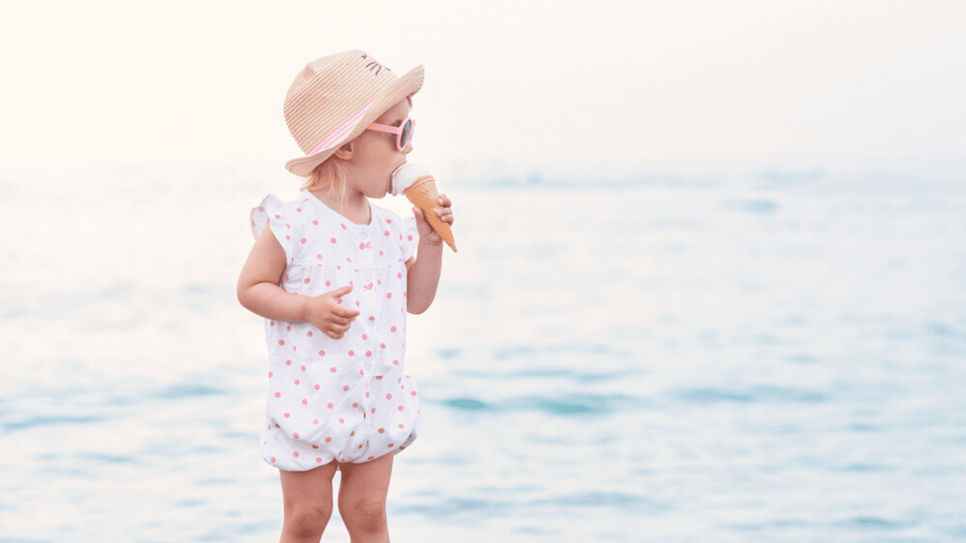 Veja algumas dicas antes de fazer a mala para viajar com o bebê! (Imagem: Reprodução/Shutterstock)