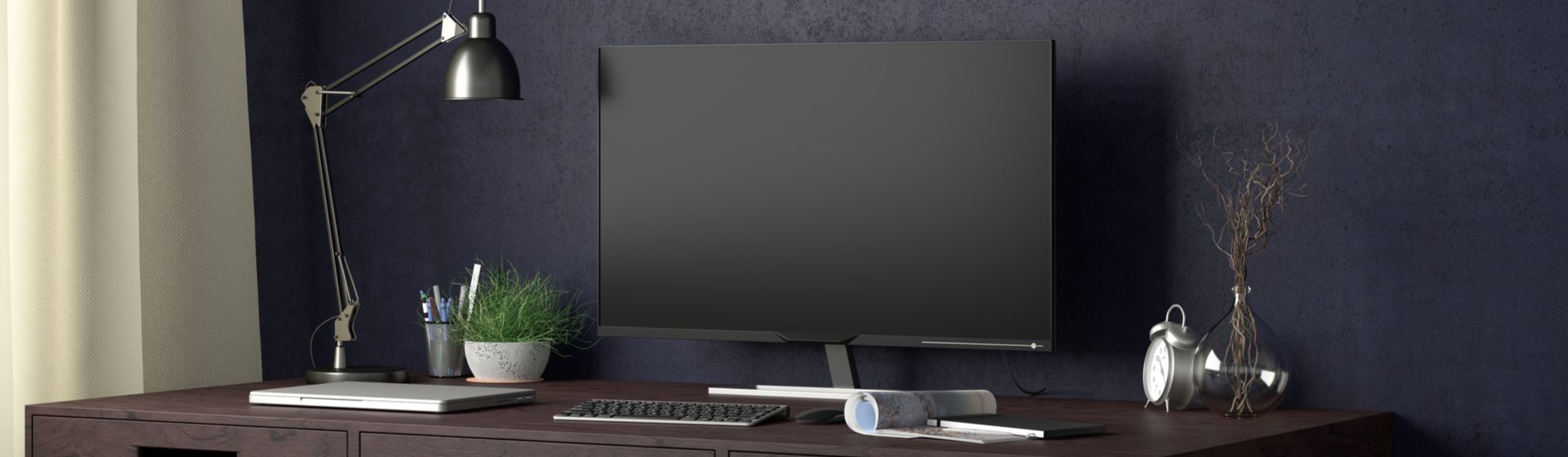 Monitor barato em cima de mesa de madeira em escritório
