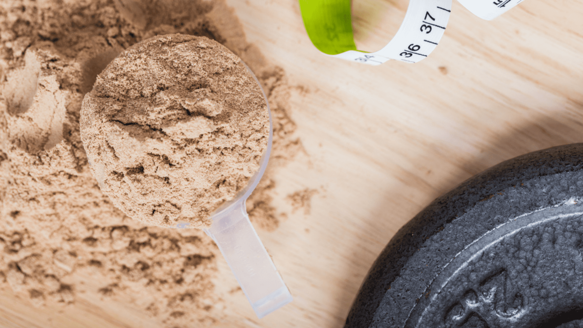 O Whey Protein isolado concentra mais proteínas e menos gorduras, carboidratos e lactose (Imagem: Reprodução/Shutterstock)