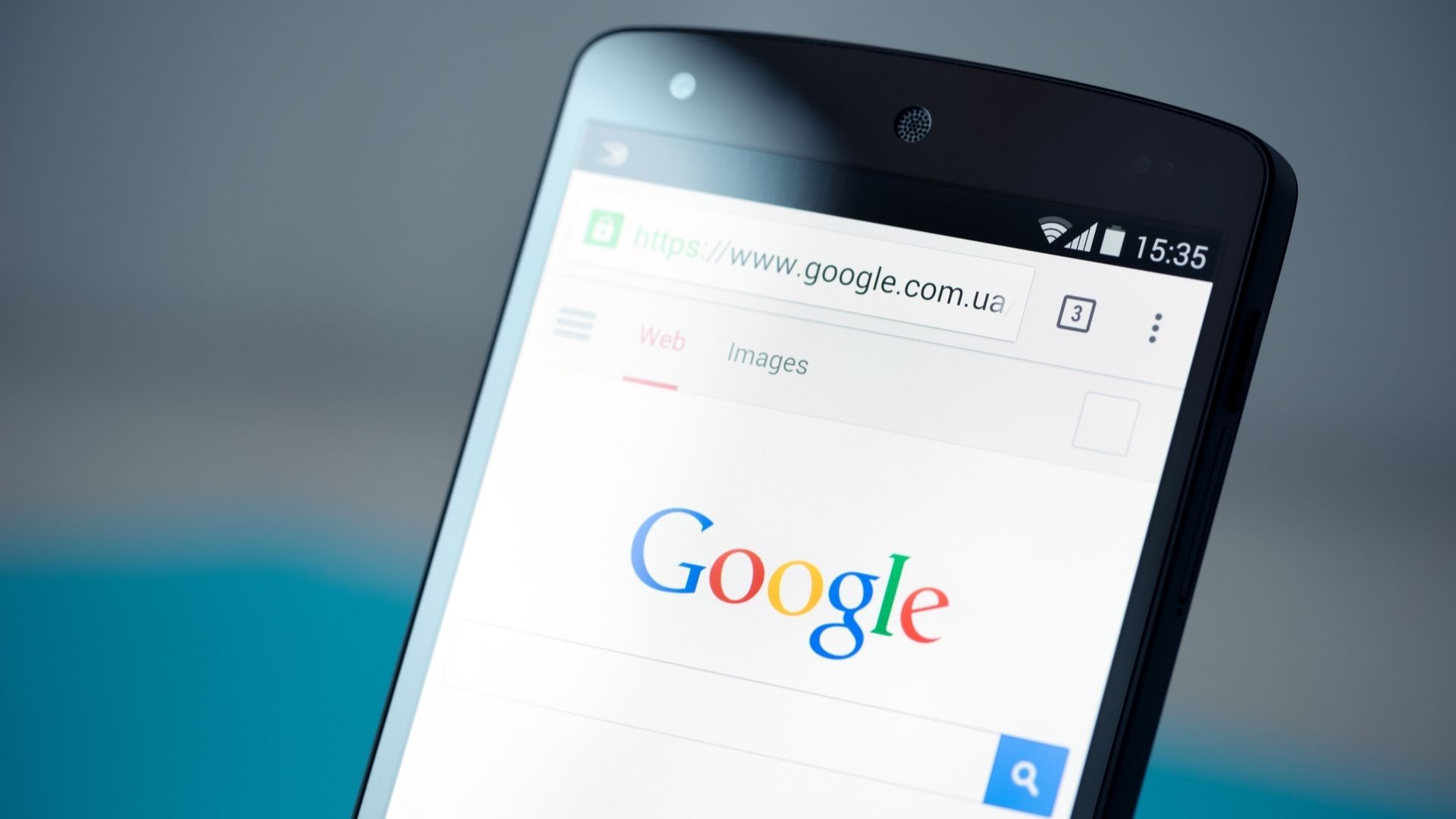 Parte da tela de um celular Android, que costuma armazenar muitos arquivos em cache, com o Google aberto