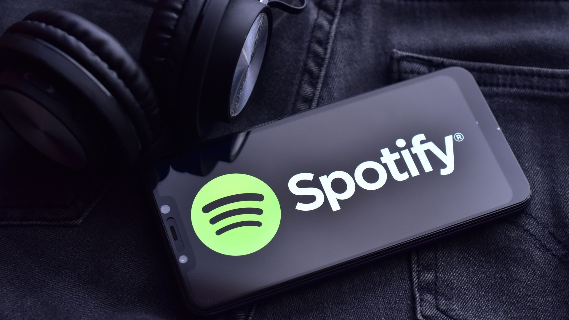 Saiba como baixar música no celular com o Spotify! (Foto: Funstock / Shutterstock.com)