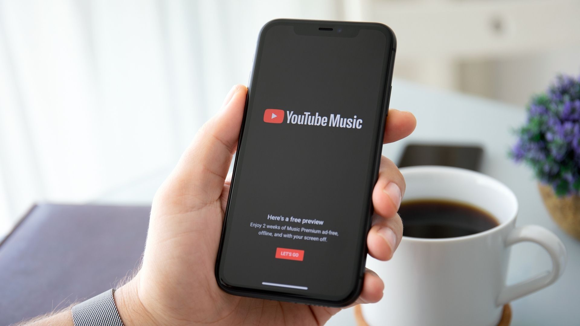 Saiba como baixar música no celular com o Youtube Music! (Foto: DenPhotos / Shutterstock.com)