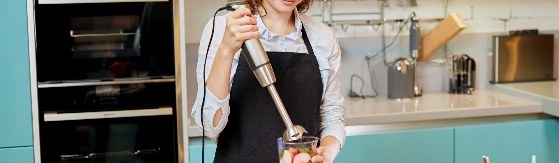 Mulher usando mixer de alimentos de aço inox em cozinha