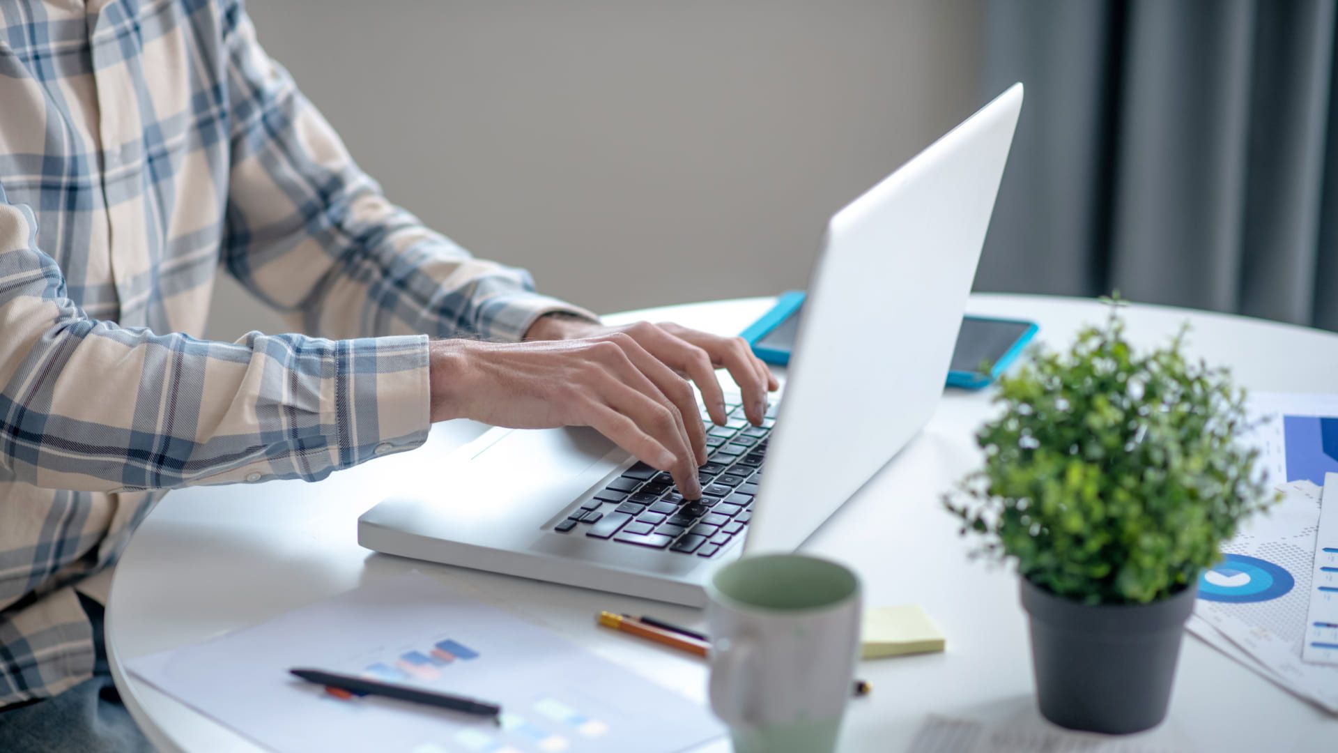 Netbooks são compactos e eram mais baratos. (Dmytro Zinkevych/Shutterstock)