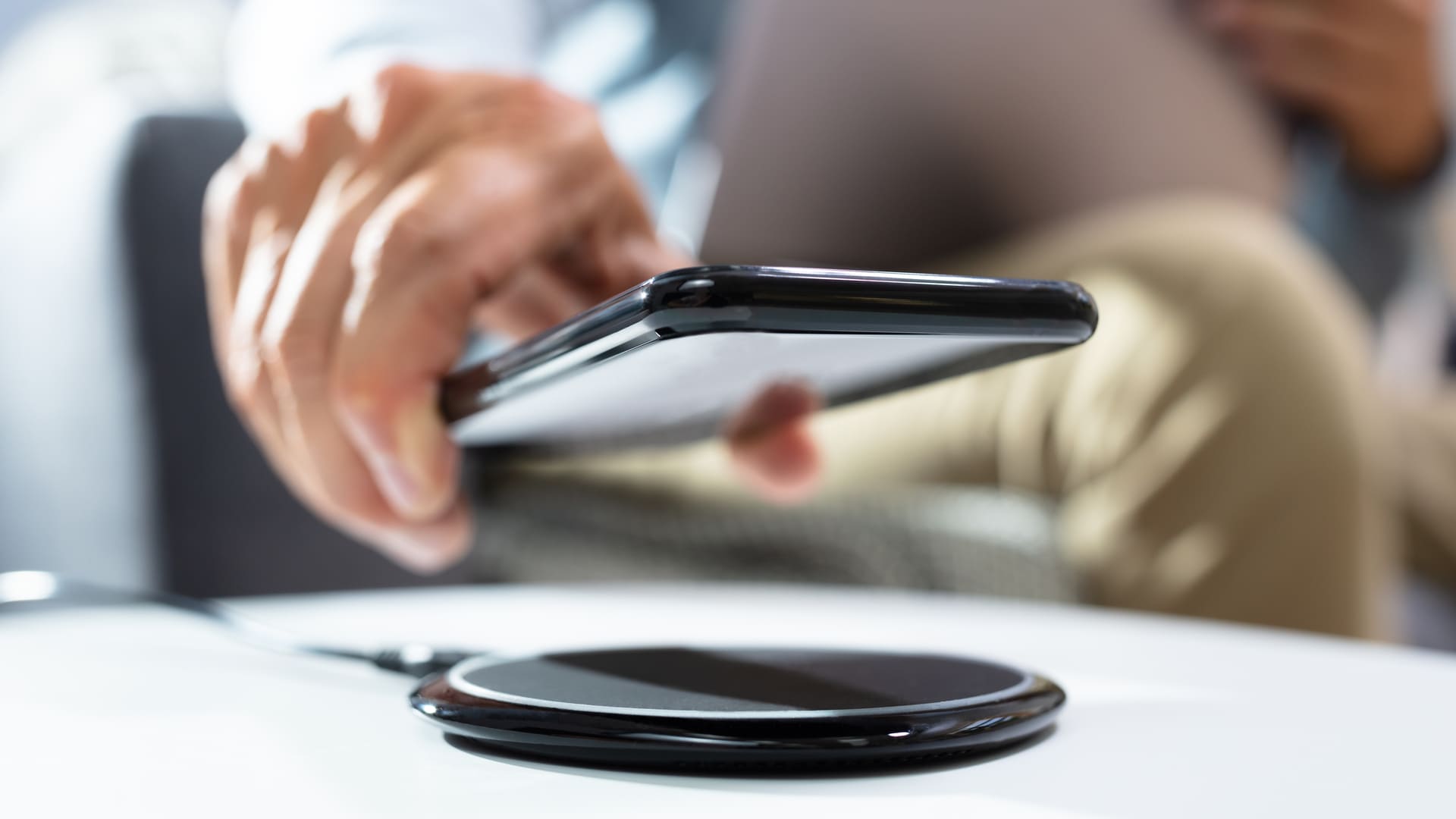 Os carregadores sem fio, ou wireless, fazem a recarga por aproximação. (Imagem: Shutterstock)