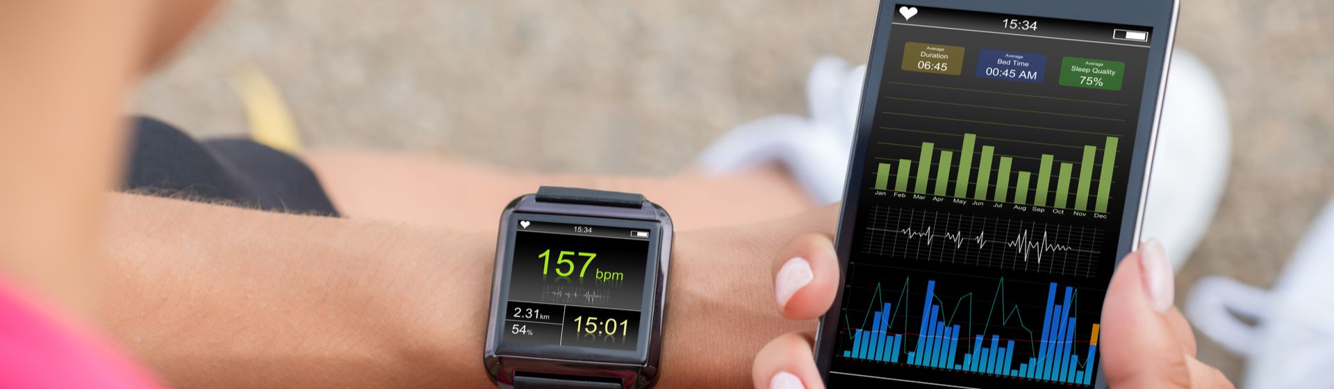 Relógio inteligente no pulso de homem segurando celular, ensinando como configurar smartwatch