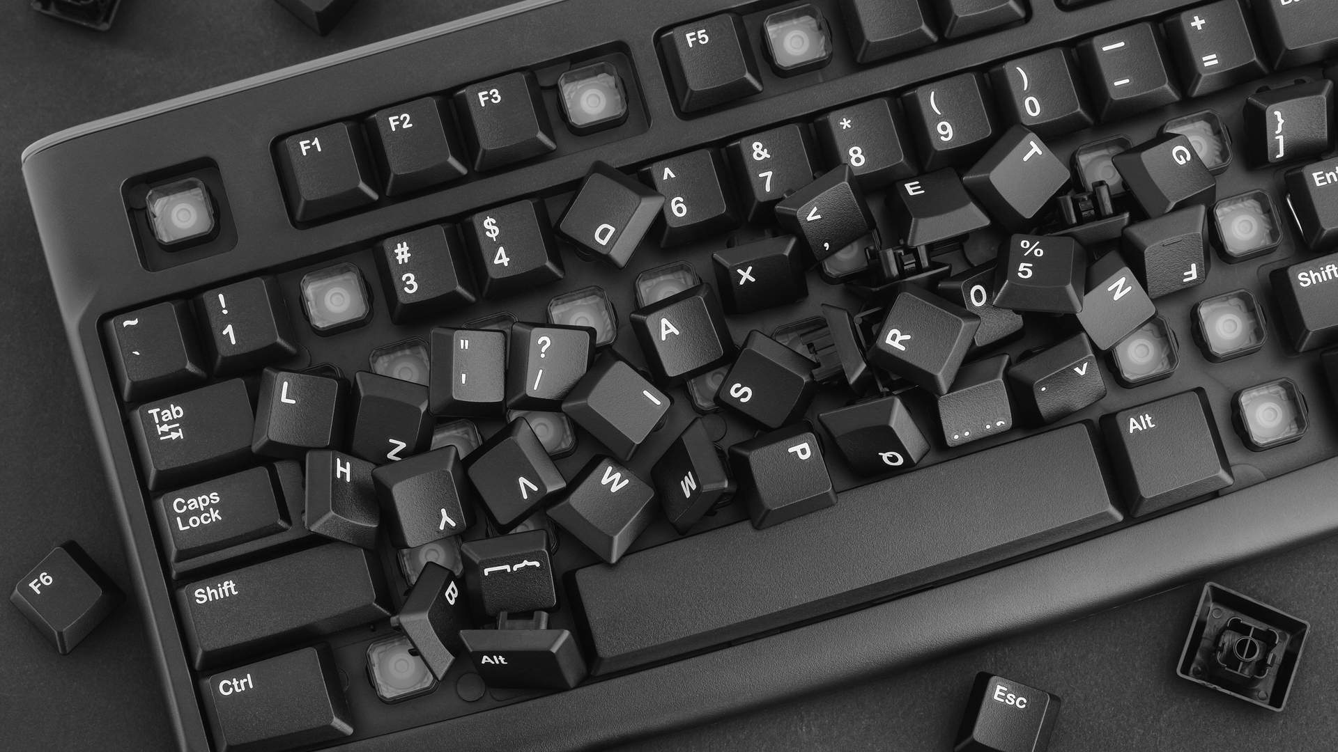 Na hora de aprender como limpar teclado de notebook removendo teclas, cuidado para não confundir na hora de colocar elas de volta (Fonte: Shutterstock/Stepan Popov)