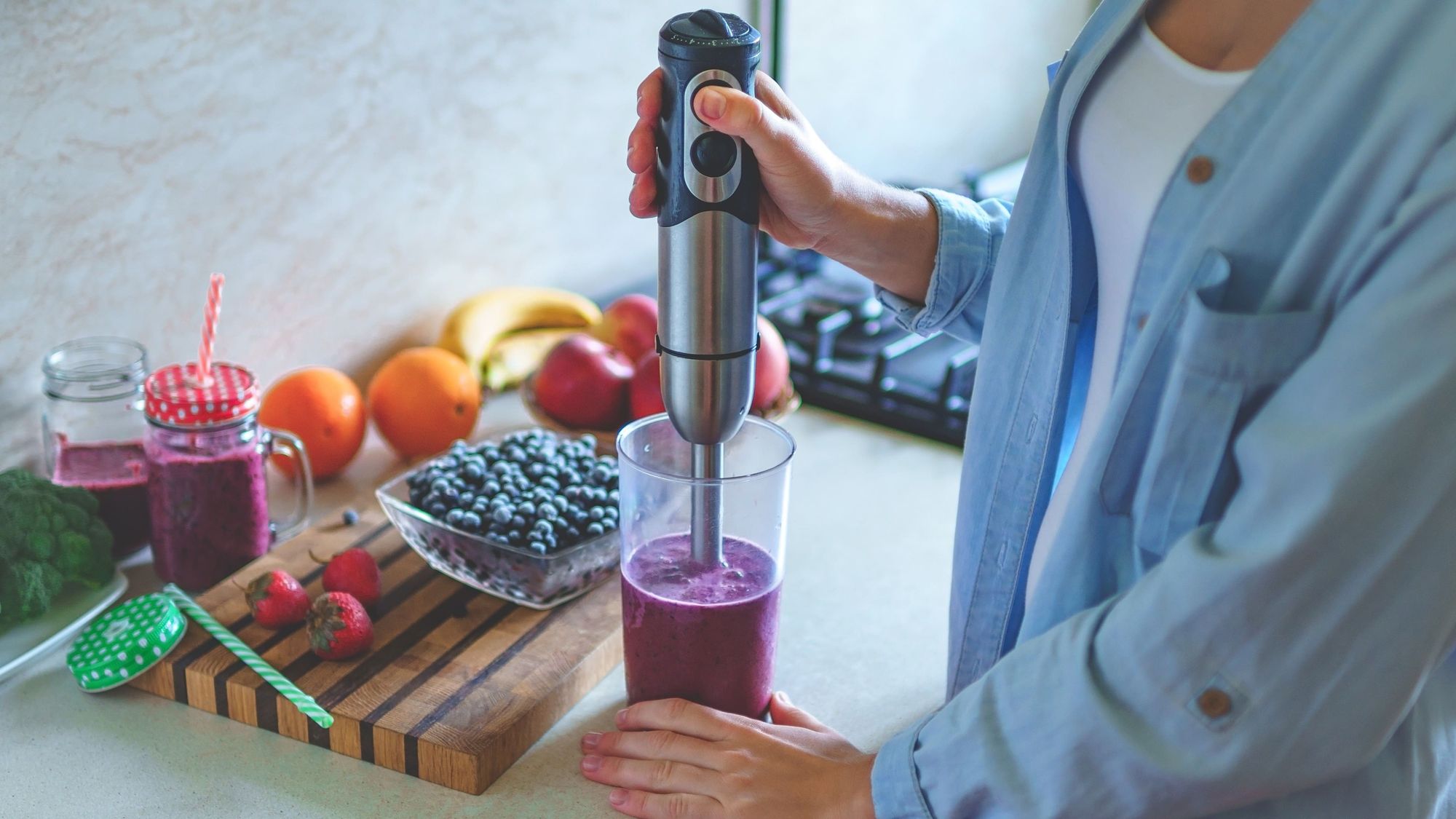 O posicionamento certo do mixer é essencial para que você consiga usar o aparelho na jarra (Imagem: Reprodução/Shutterstock)