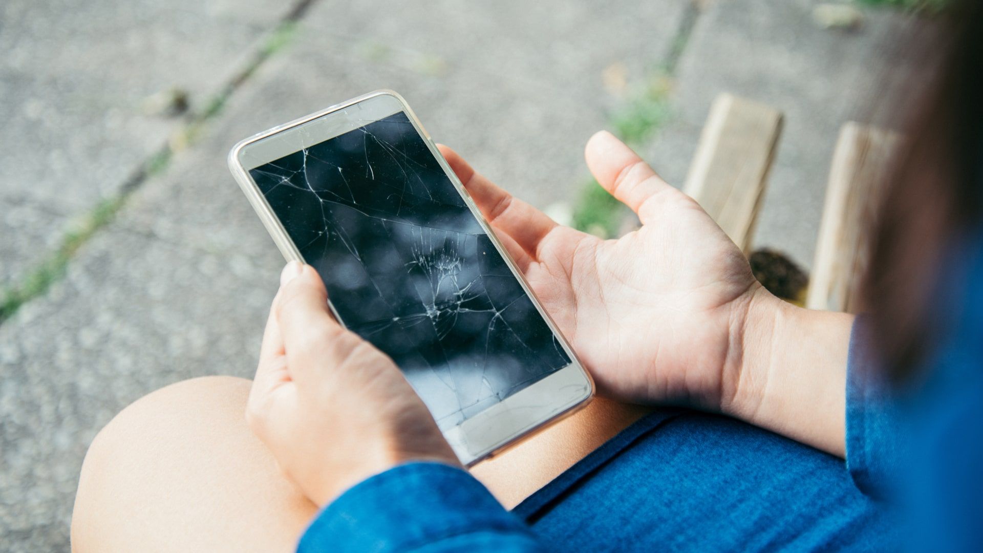 Celulares usados podem apresentar marcas de uso, como rachadura na tela (Foto: Shutterstock)