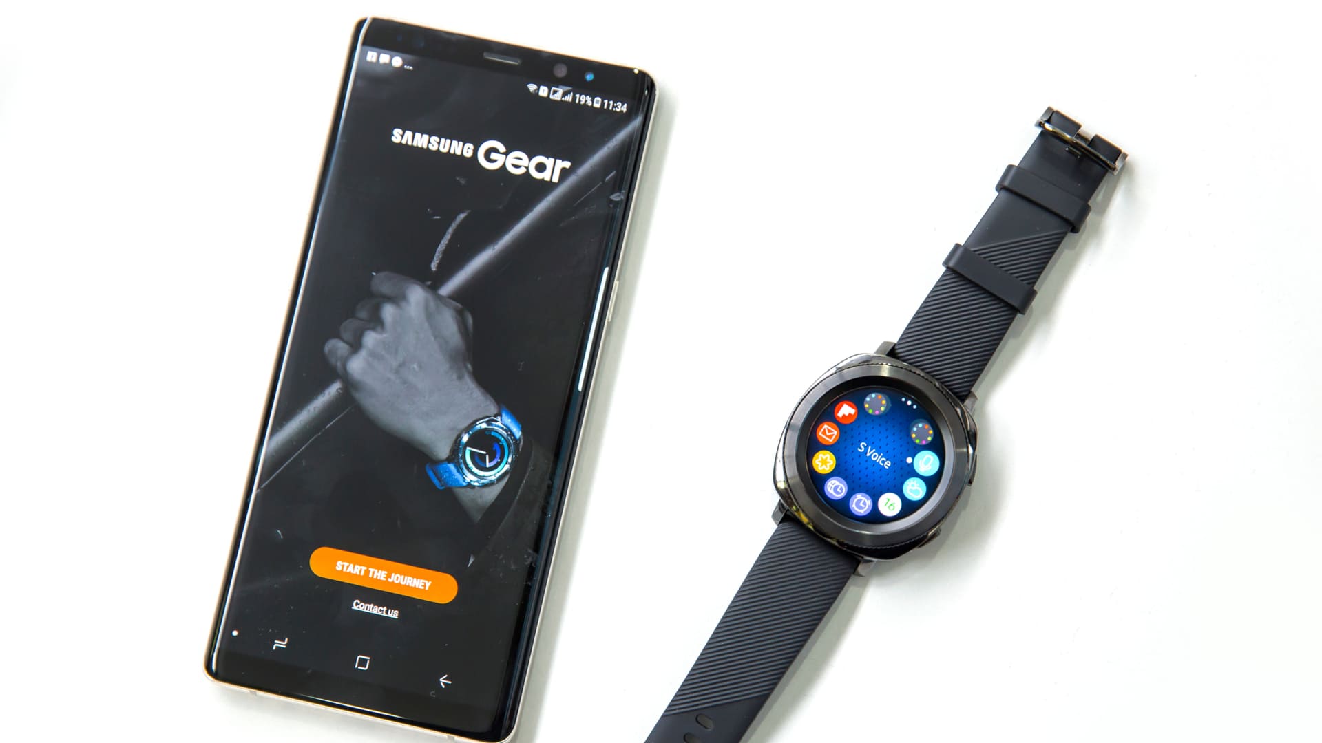 Smartphone Samsung ao lado de smartwatch da mesma marca