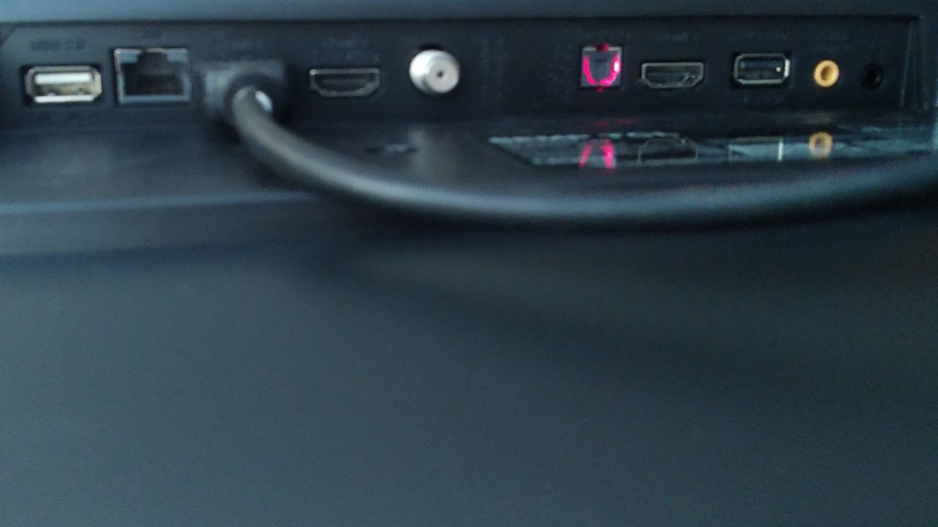 Essa TV tem 3 entradas HDMI, uma AUX, uma USB, uma óptica e também tem conexão com Wi-Fi e por bluetooth (Foto: Arquivo Pessoal, Leonor Militão)