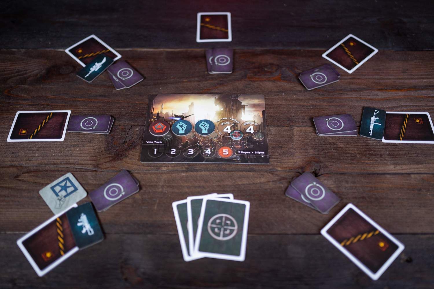 Em The Resistance, todos devem cooperar, exceto um "espião", que deve atrapalhar o grupo (Fonte: Indie Cards & Boards/Divulgação)