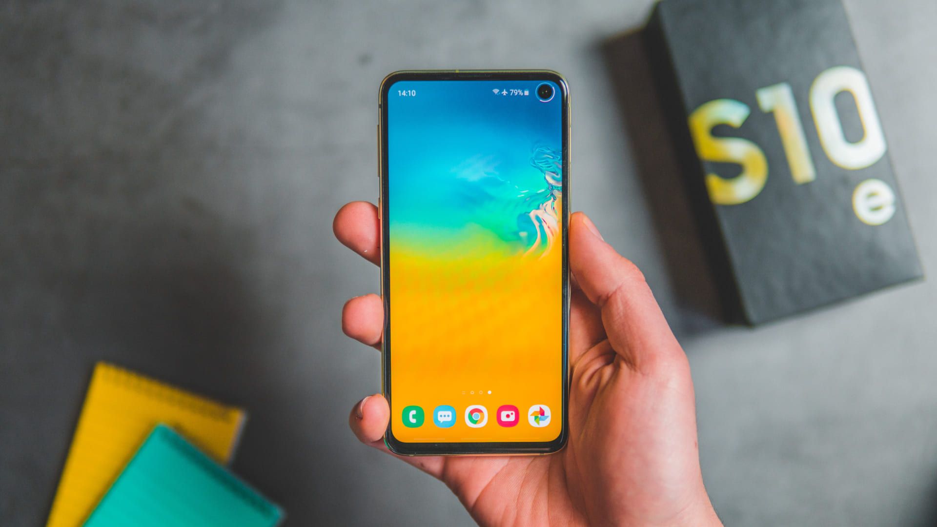 O Galaxy S10e é o menor celular da linha S10, da Samsung. (Imagem: Reprodução/Shutterstock)