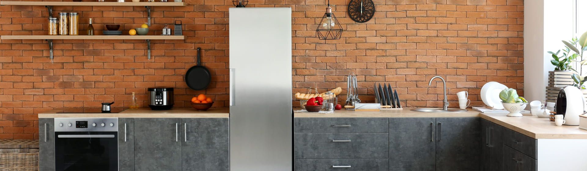 Cozinha com estilo contemporâneo com geladeira espelhada de inox