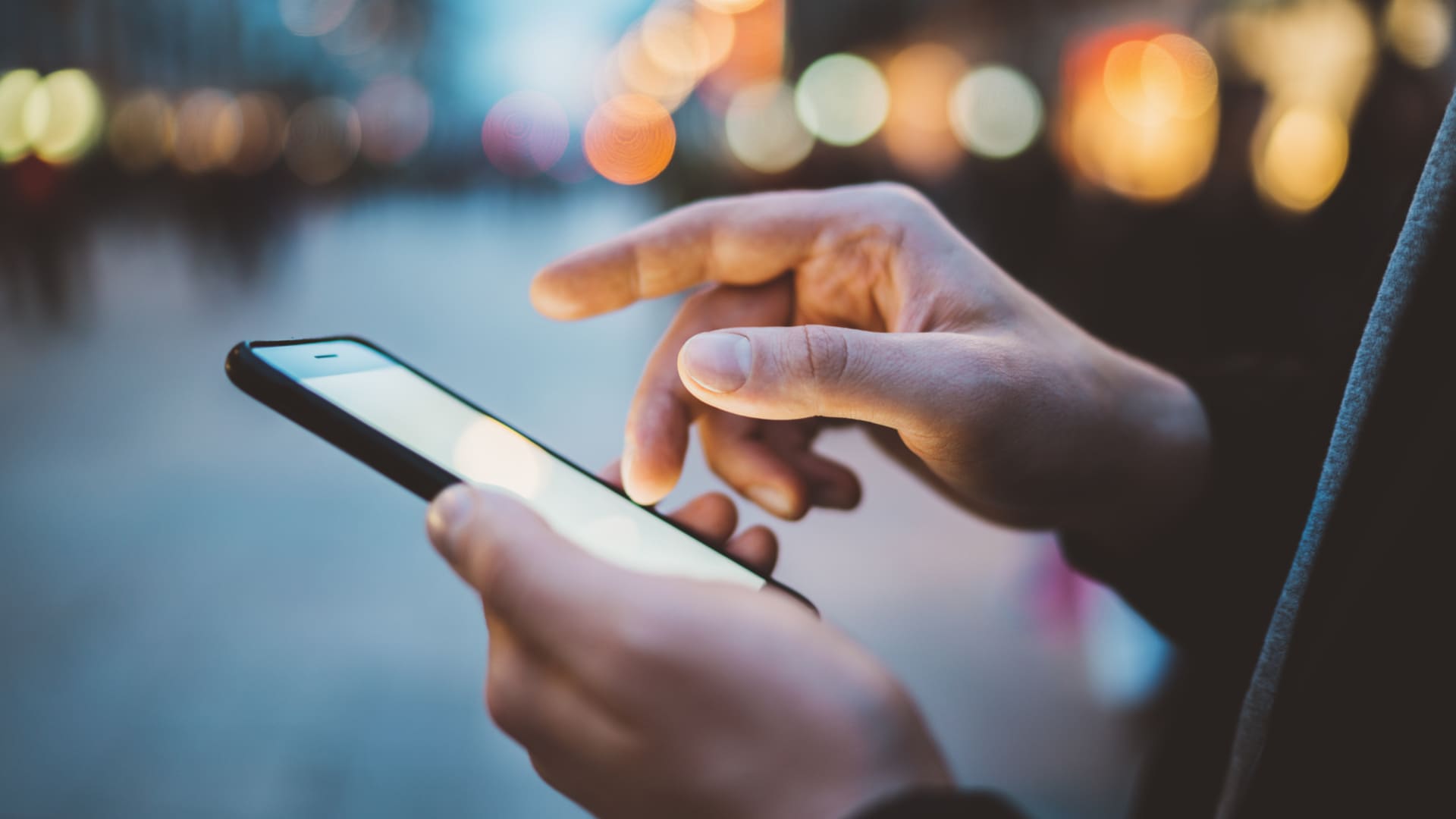 Confira as dicas para contratar um bom seguro para celular (ImYanis/Shutterstock)