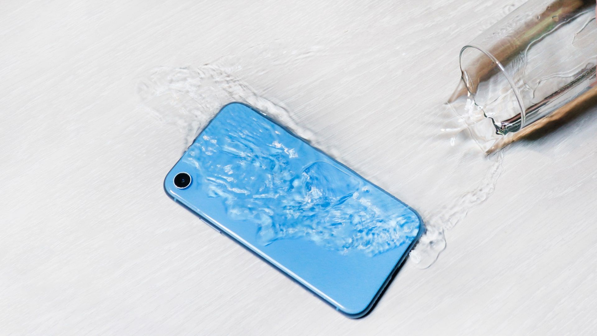 Celular à prova d'água: entenda as diferenças e conheça os melhores modelos para comprar (Foto: Shutterstock)