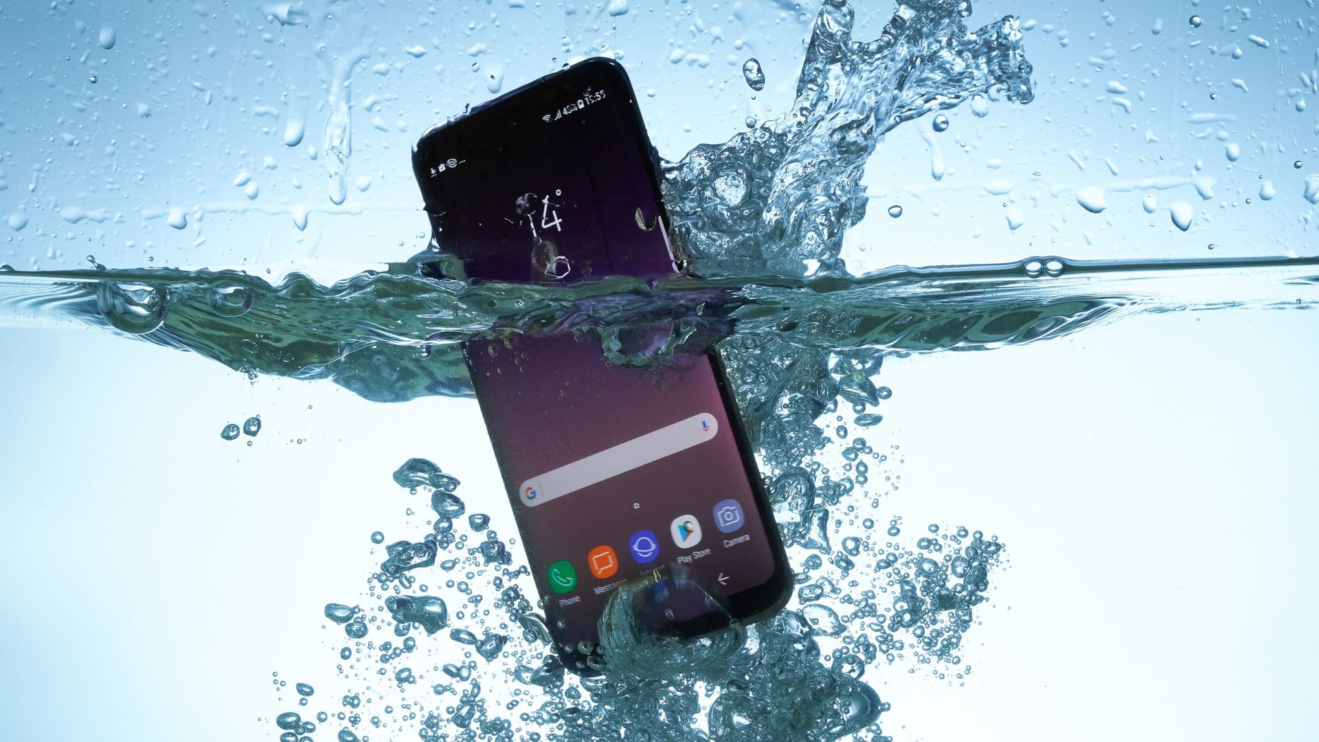 Mesmo um celular à prova d'água não deve ser submerso (Foto: Shutterstock)