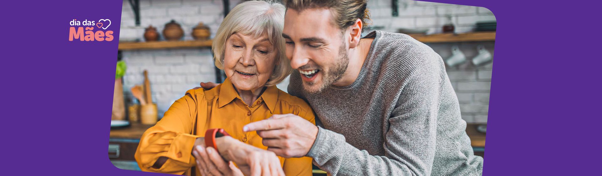 Homem jovem ao lado de mulher idosa, dando smartwatch de presente de Dia das Mães