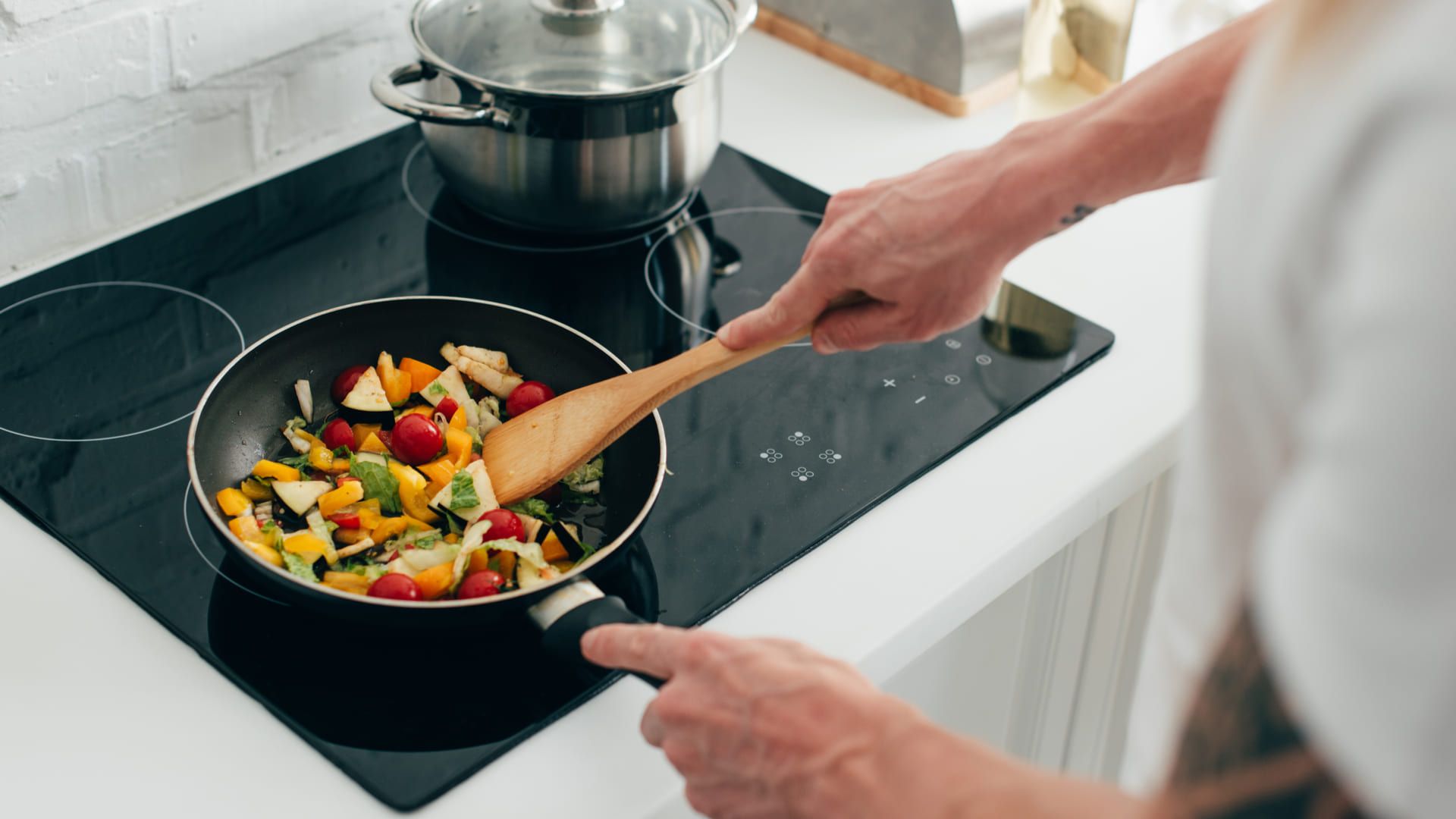 Os cooktops à gás não têm forno mas funcionam como os fogões tradicionais. (Imagem: Shutterstock)