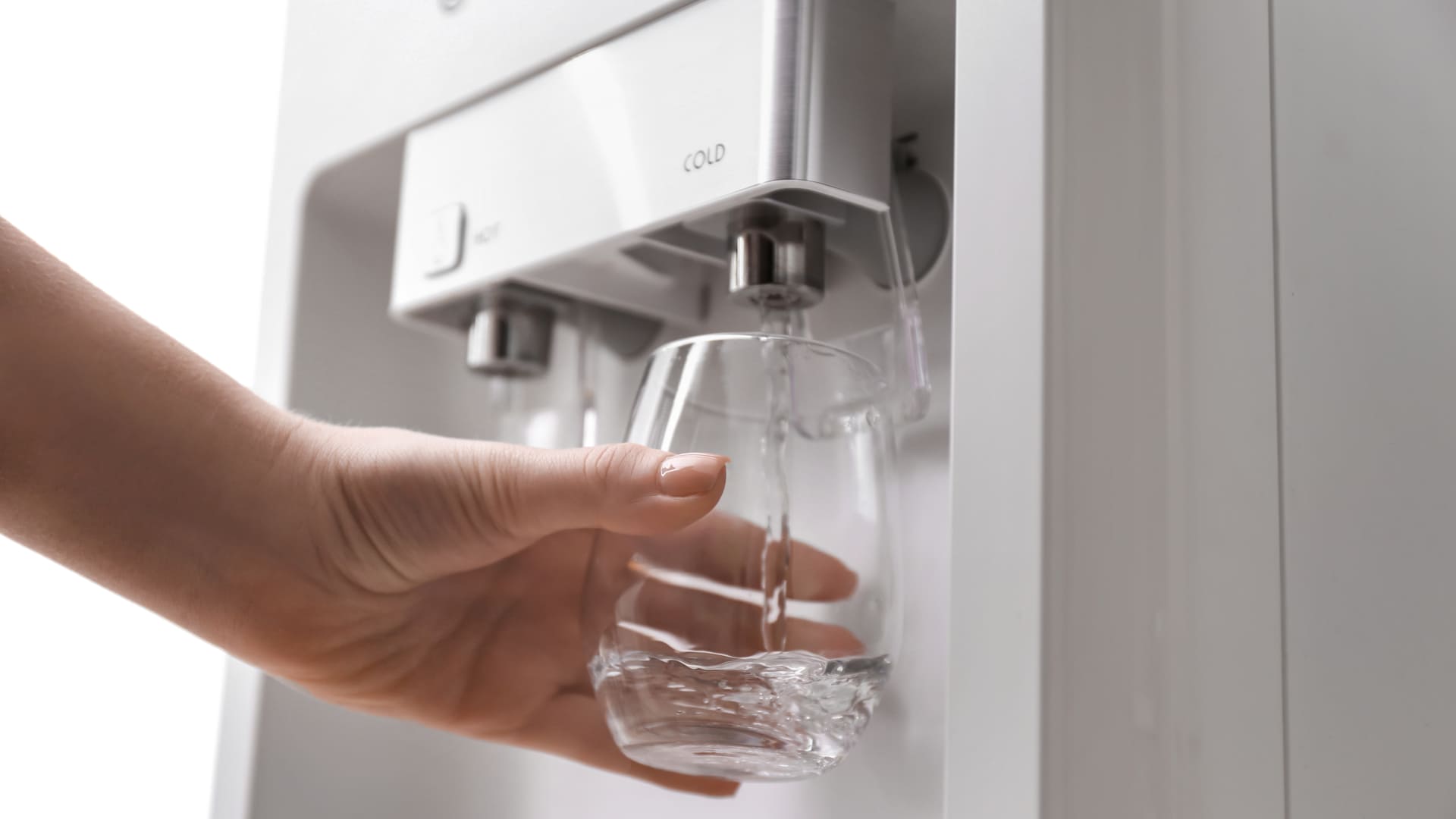Confira a lista e encontre o melhor purificador de água de 2021 (Imagem: Reprodução/Shutterstock)