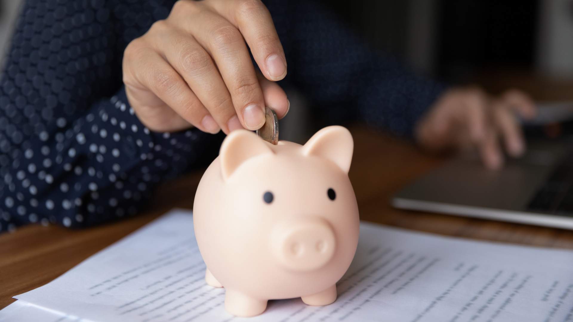 Economizar para comprar um notebook barato pode ser a solução para você ter uma máquina melhor para trabalhar ou estudar (Fonte: fizkes / Shuttestock)