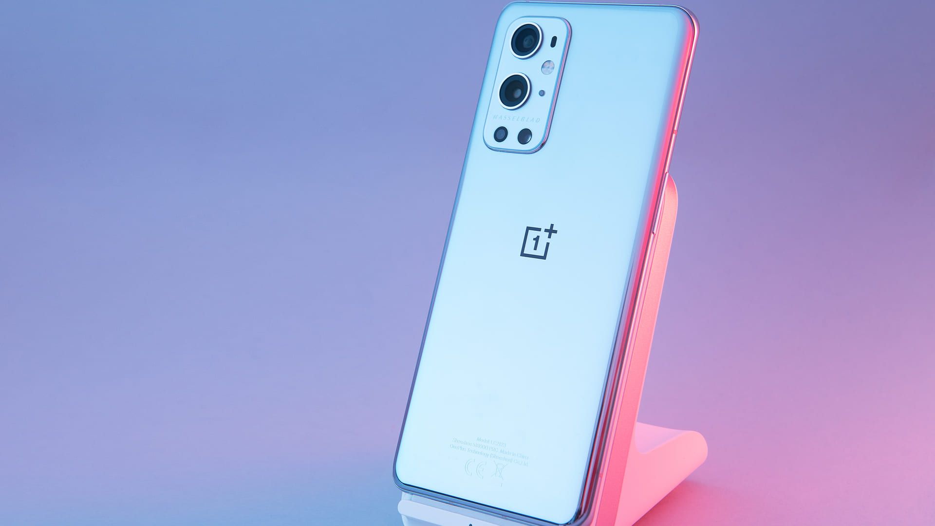 Celular de última geração da One Plus, o 9 Pro (Foto: danielmarin / Shutterstock.com)