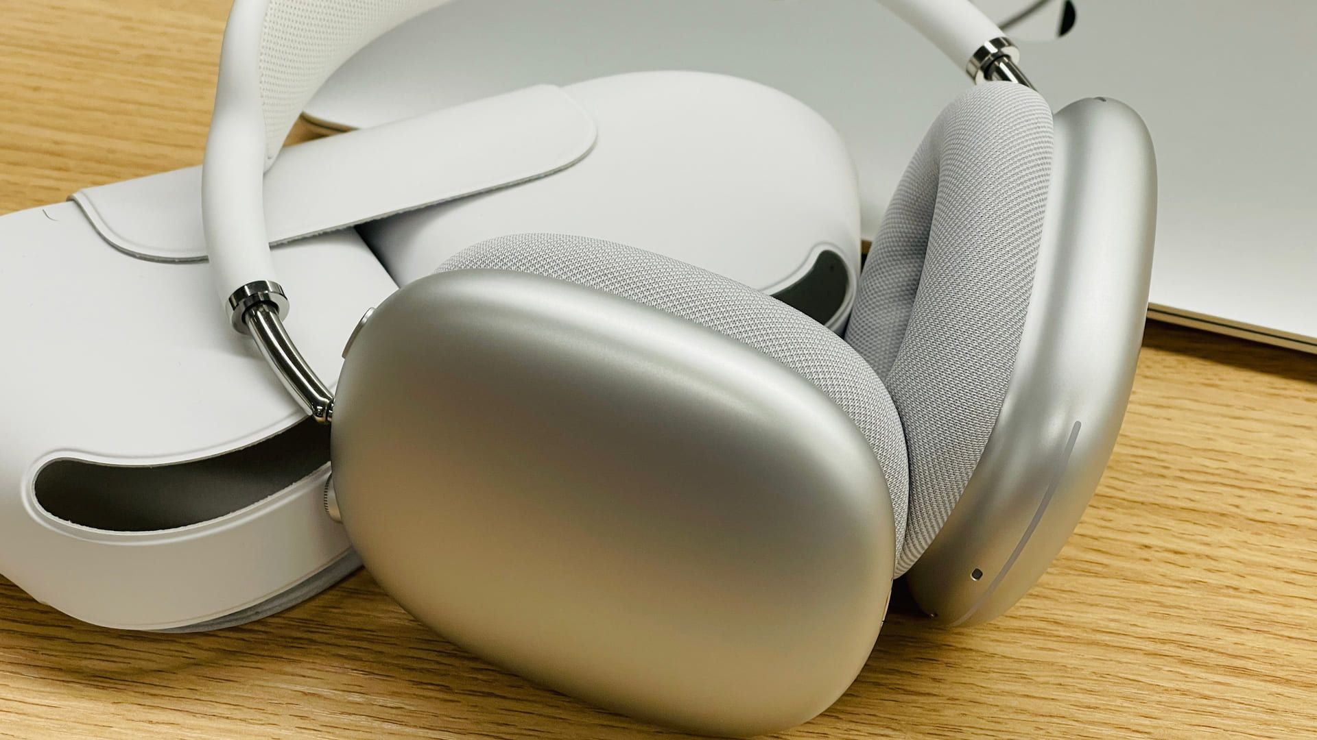 Fone da Apple AirPods Max tem case que mantém carga. (Foto: Shutterstock)