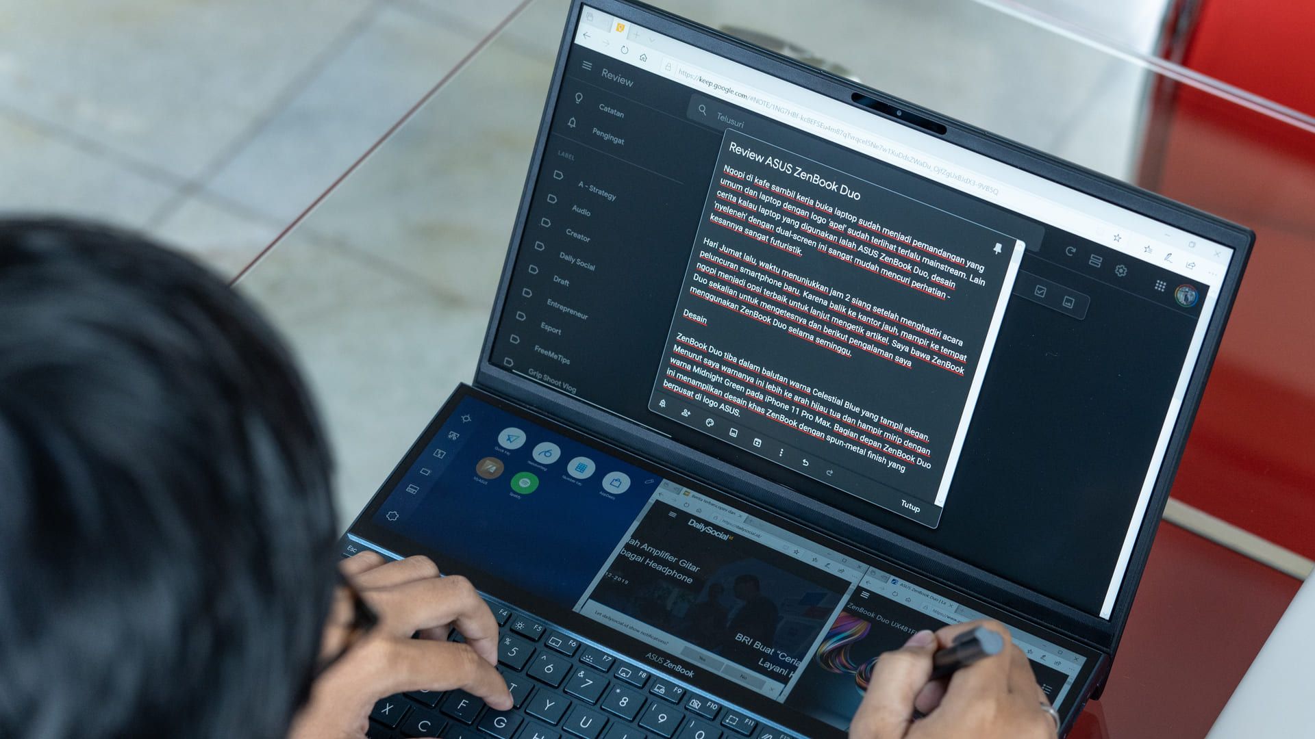 O Zenbook Duo é um notebook Asus com duas telas (Foto: Shutterstock)