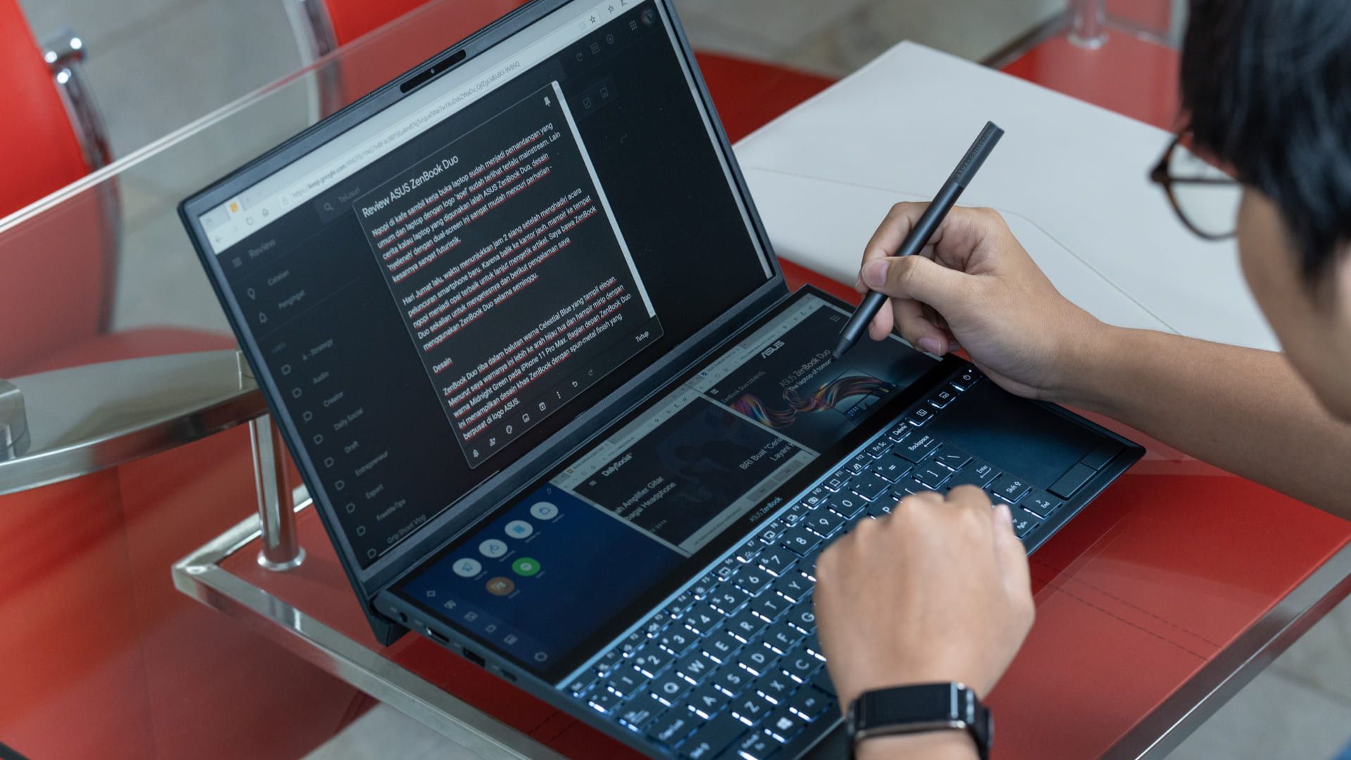 O Zenbook Duo é um dos notebooks mais avançados da empresa (Foto: Shutterstock)