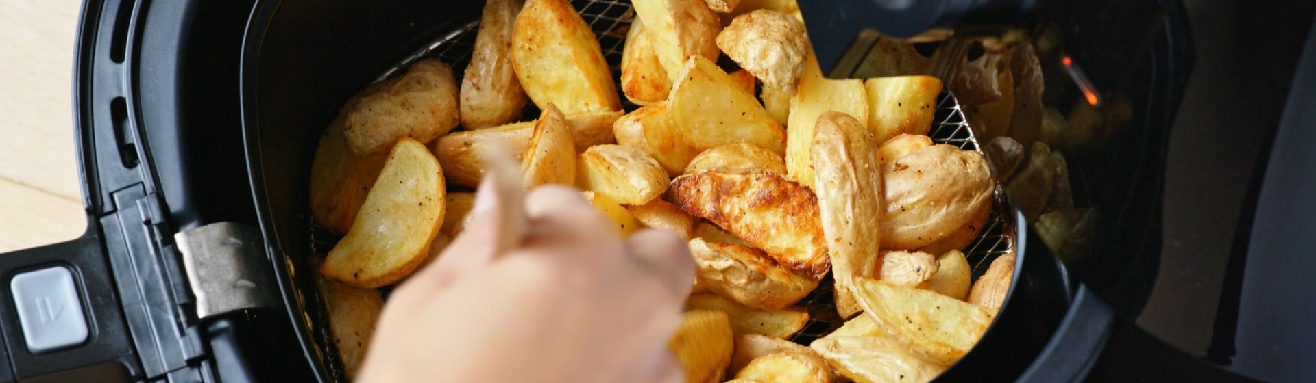 Batata rústica na airfryer: veja a receita fácil que fica igual a