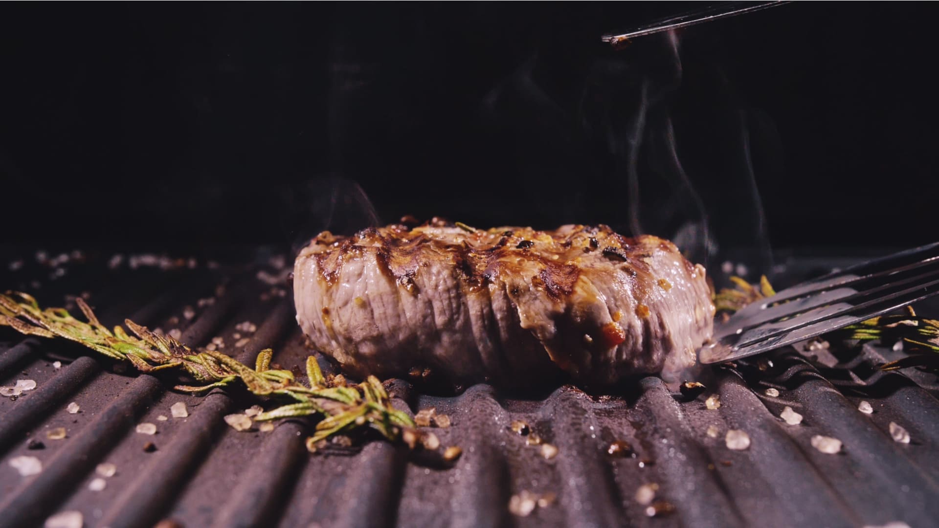 A espessura da carne deve variar com o ponto pretendido. (Imagem: Shutterstock)