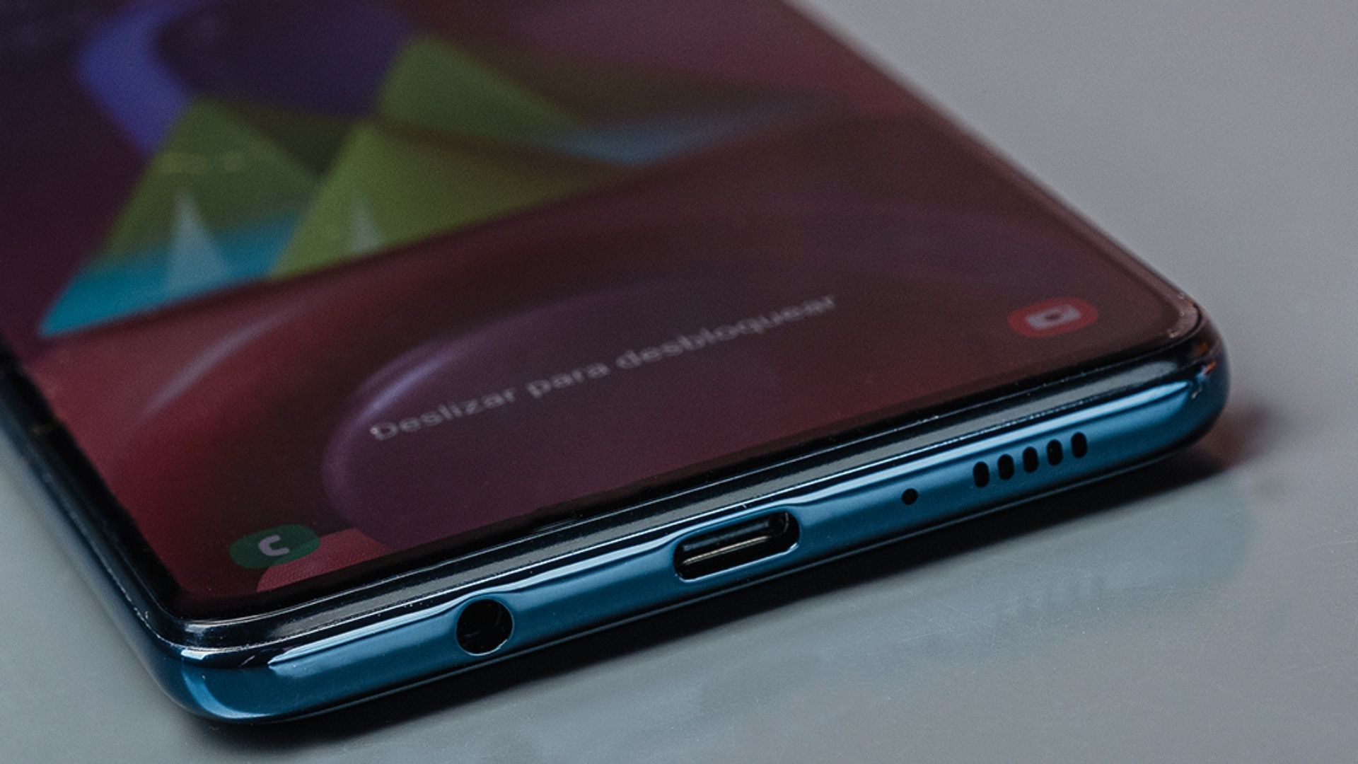 Entrada para fone de ouvido e porta USB-C do M51 (Foto: Zoom)