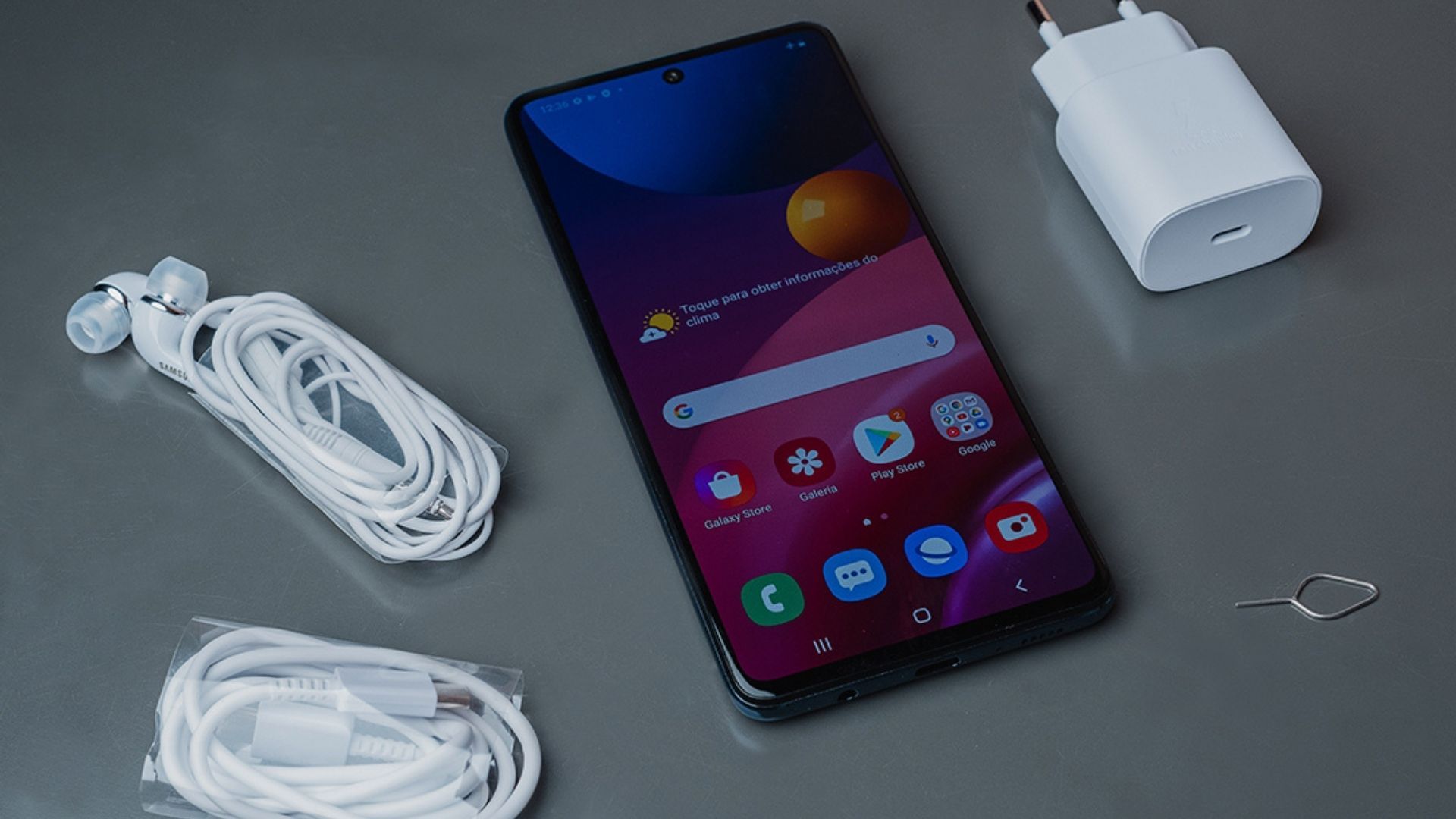 Samsung M51 vem com acessórios básicos (Foto: Zoom)