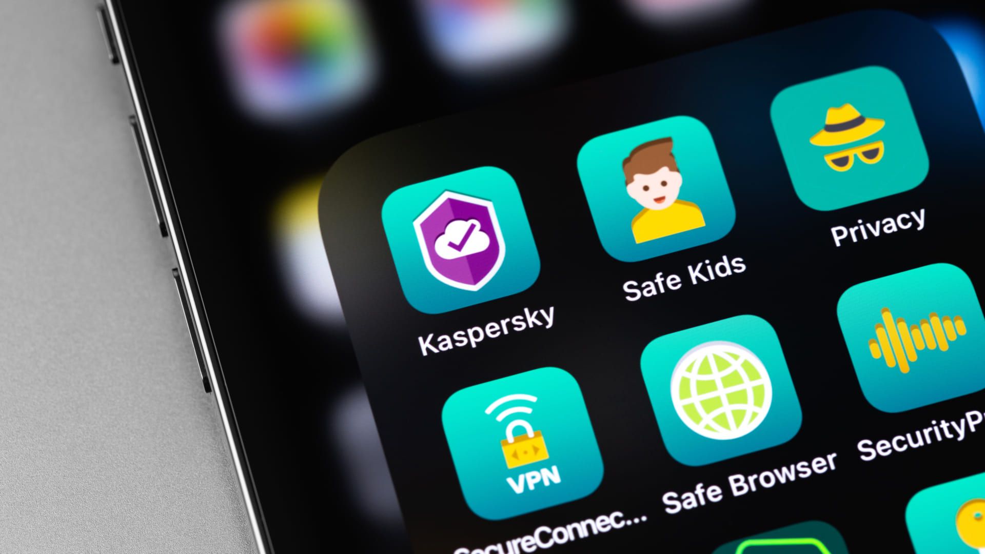 Foto mostrando tela de celular com lista de aplicativos, focando no app Kaspersky, considerado um dos melhores antivírus