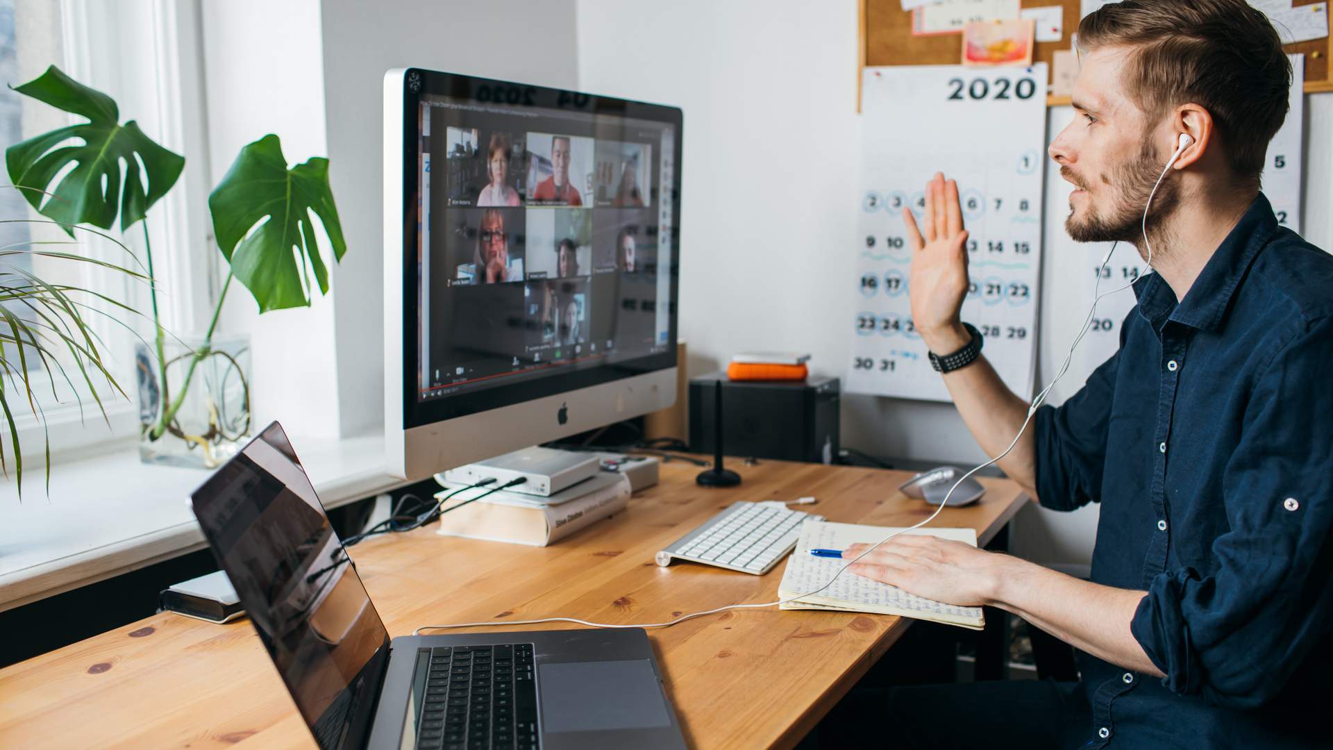 Um monitor para notebook pode ser uma opção para ver melhor apresentações de trabalho ou videoaulas (Fonte: Shutterstock/Girts Ragelis)