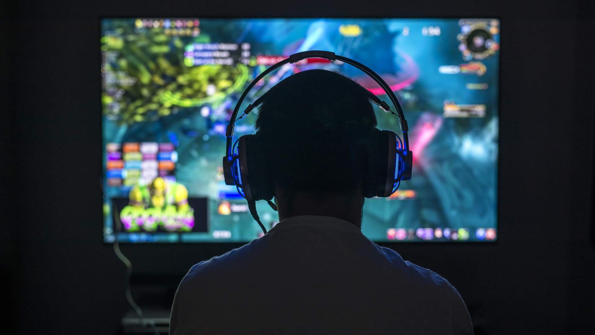 Com certeza é melhor jogar nesse monitor do que em qualquer tela de notebook (Fonte: Shutterstock/sezer66)