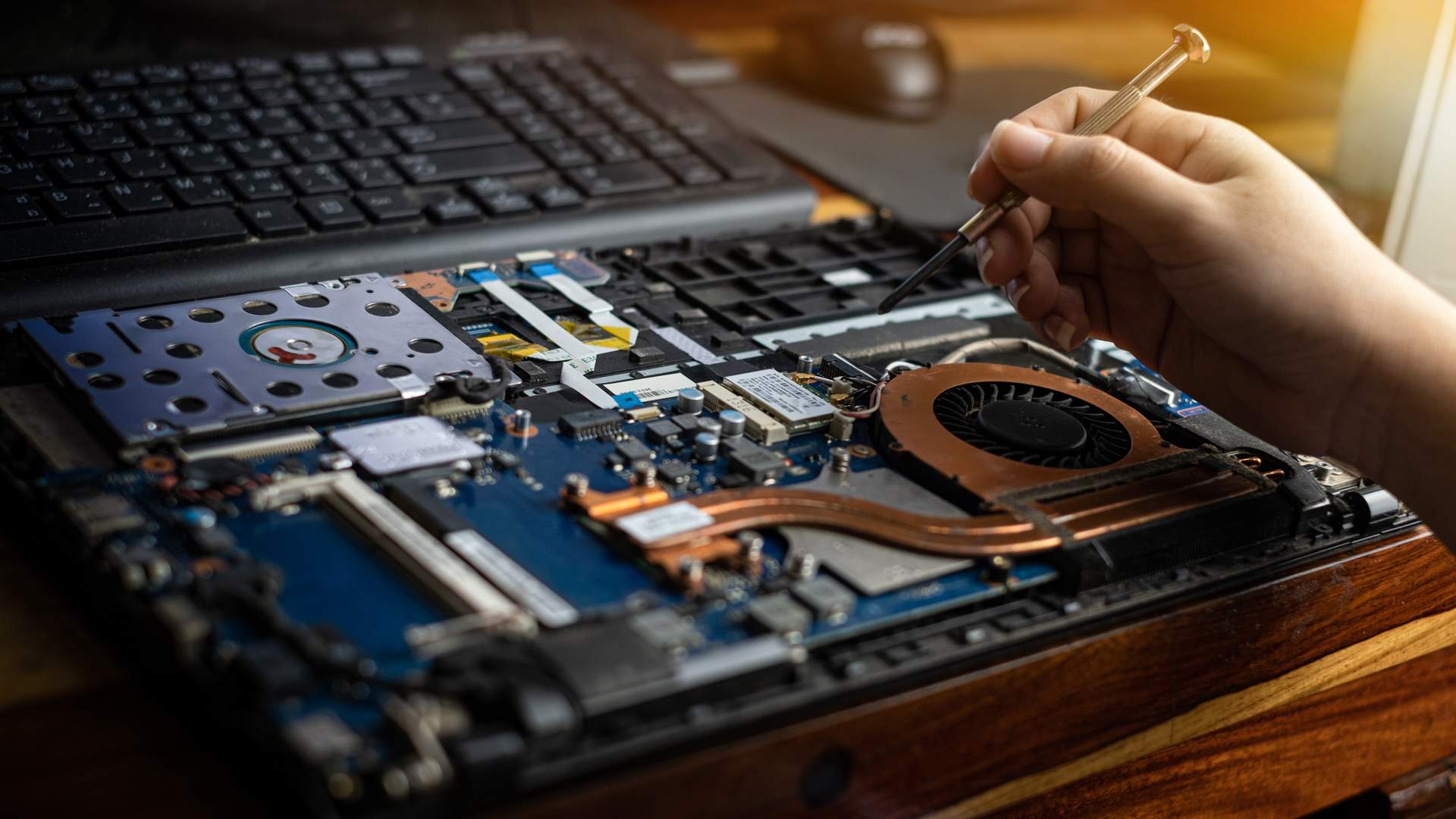 Saber o hardware do seu notebook é essencial para escolher o monitor certo (Fonte: Shutterstock/Thichaa)