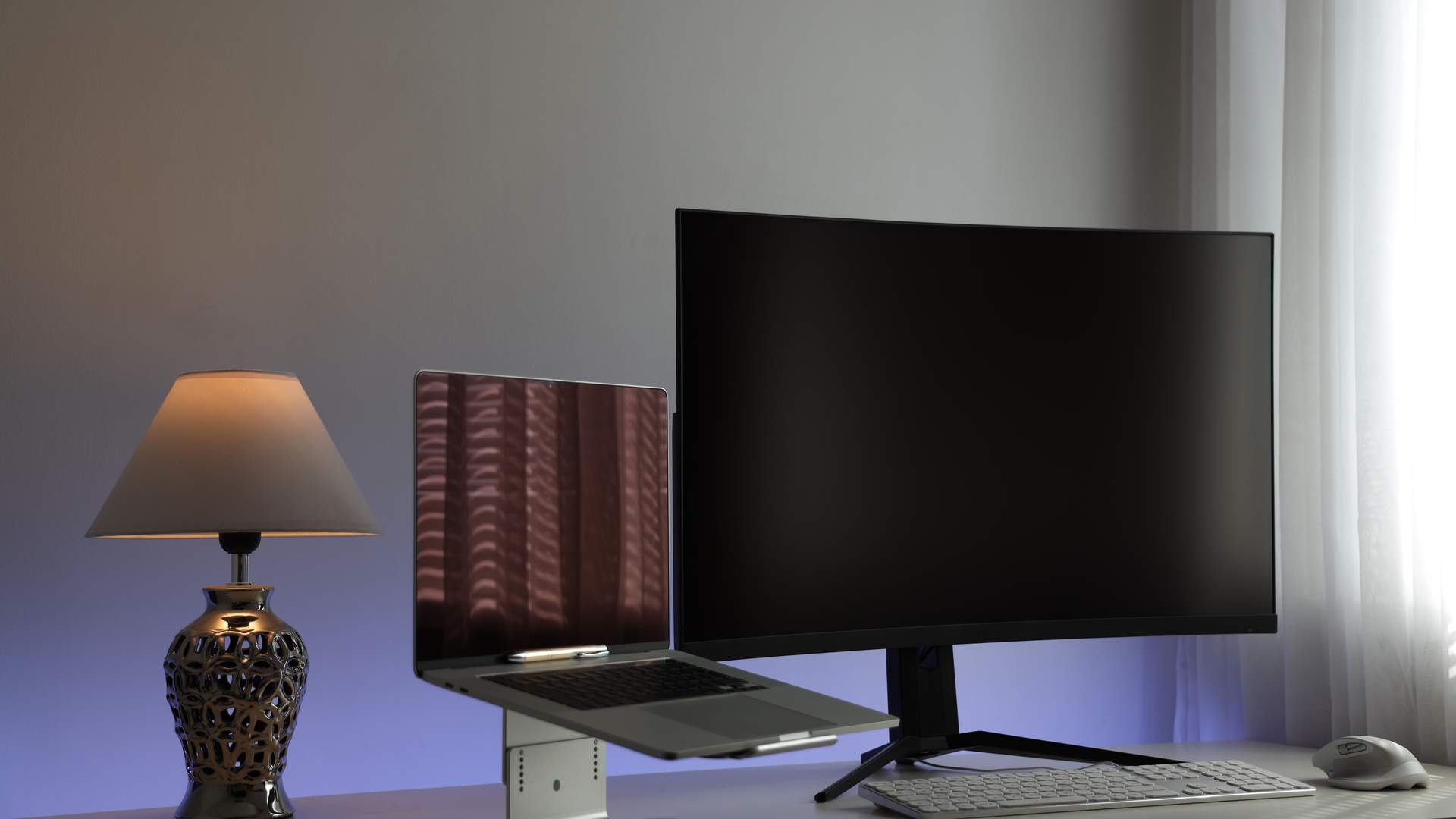 Um monitor para notebook tem muitas vantagens e ainda pode ficar elegante no seu home office (Fonte: Shutterstock/mlagiolino)