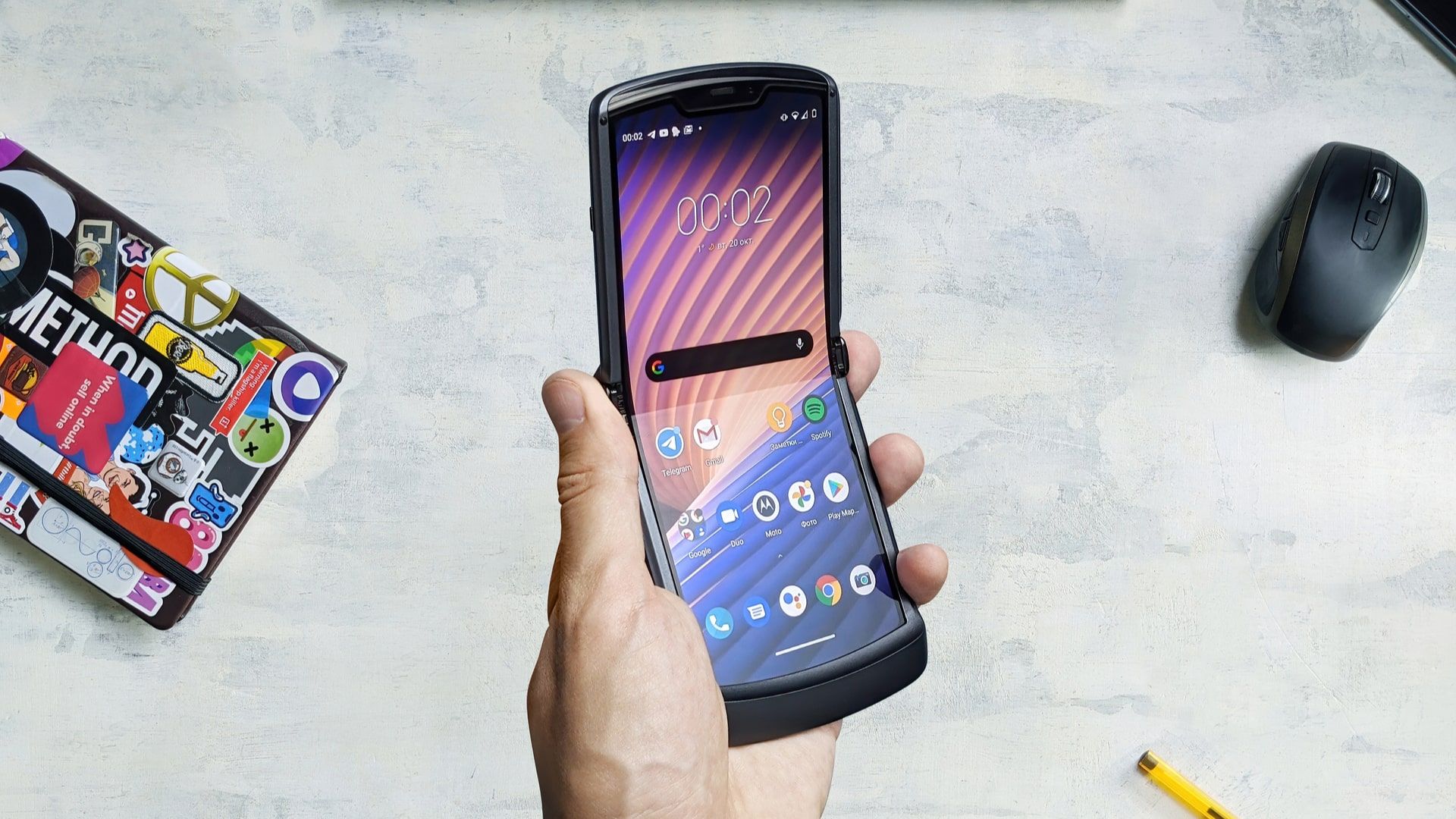 Mão segurando o Motorola Razr, uma opção de melhor celular da Motorola