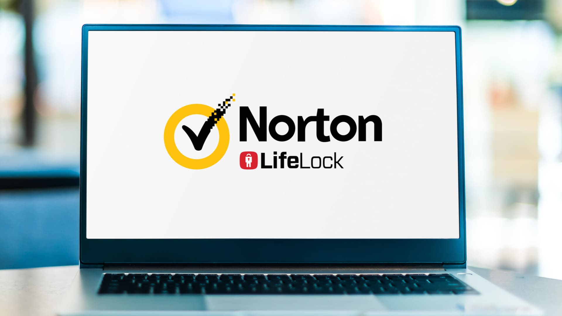 Foto de notebook com tela mostrando a logo do antivírus Norton LifeLock