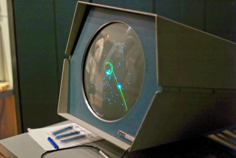 Spacewar! é conhecido como o primeiro jogo de computador, mas exigia dois jogadores (Fonte: Flickr/Joi Ito)